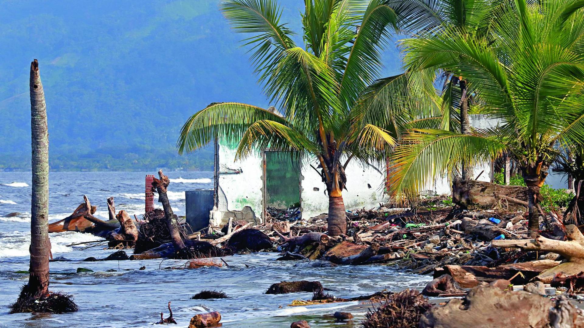 $!Impactante: el mar invade las casas en Omoa