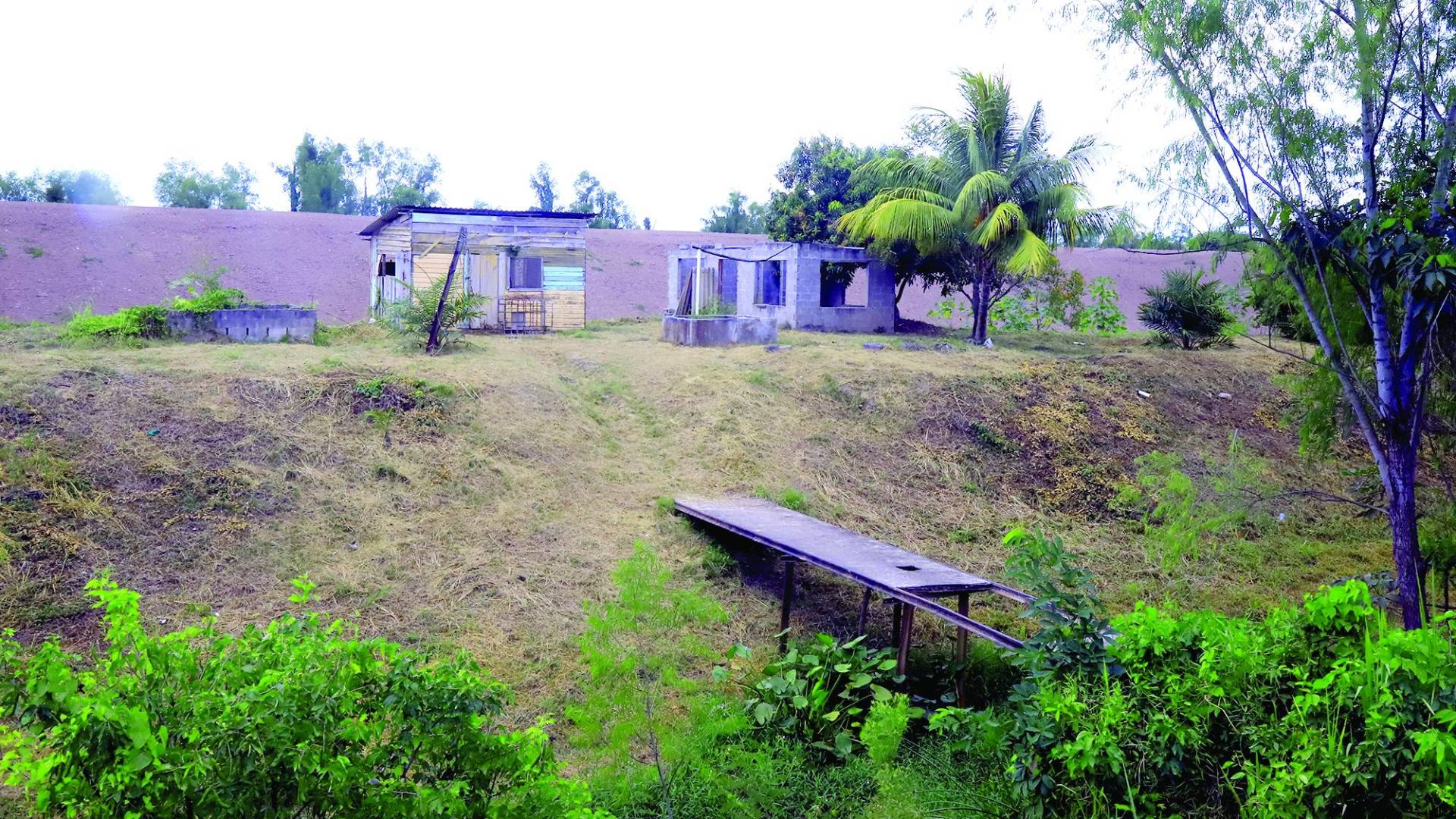 $!El bordo fue construido en marzo, lo habían hecho en diciembre y no había compactado, pero los vecinos exigen escolleras de piedra de 600 metros.