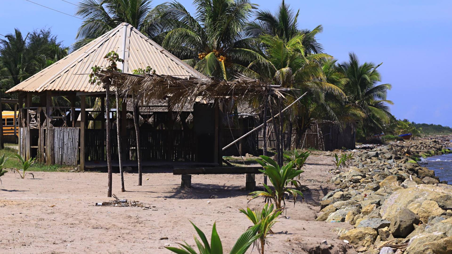 $!En Bajamar no hay restaurantes. Los pocos negocios a la orilla de la playa se dedican a la venta de bebidas alcohólicas y otros son pulperías.