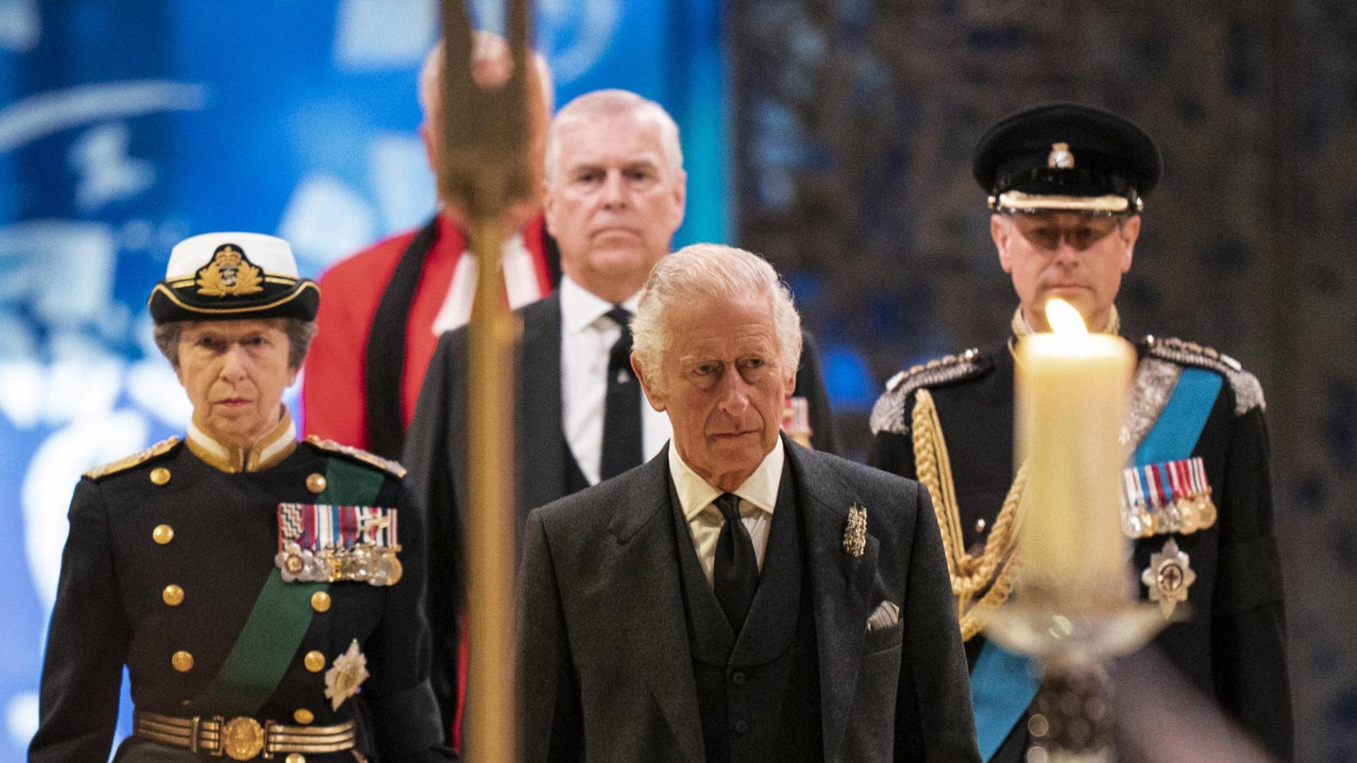 $!Carlos, la princesa Ana, y los príncipes Andrés y Eduardo lideraron una procesión en honor a la reina Isabel II en Escocia.