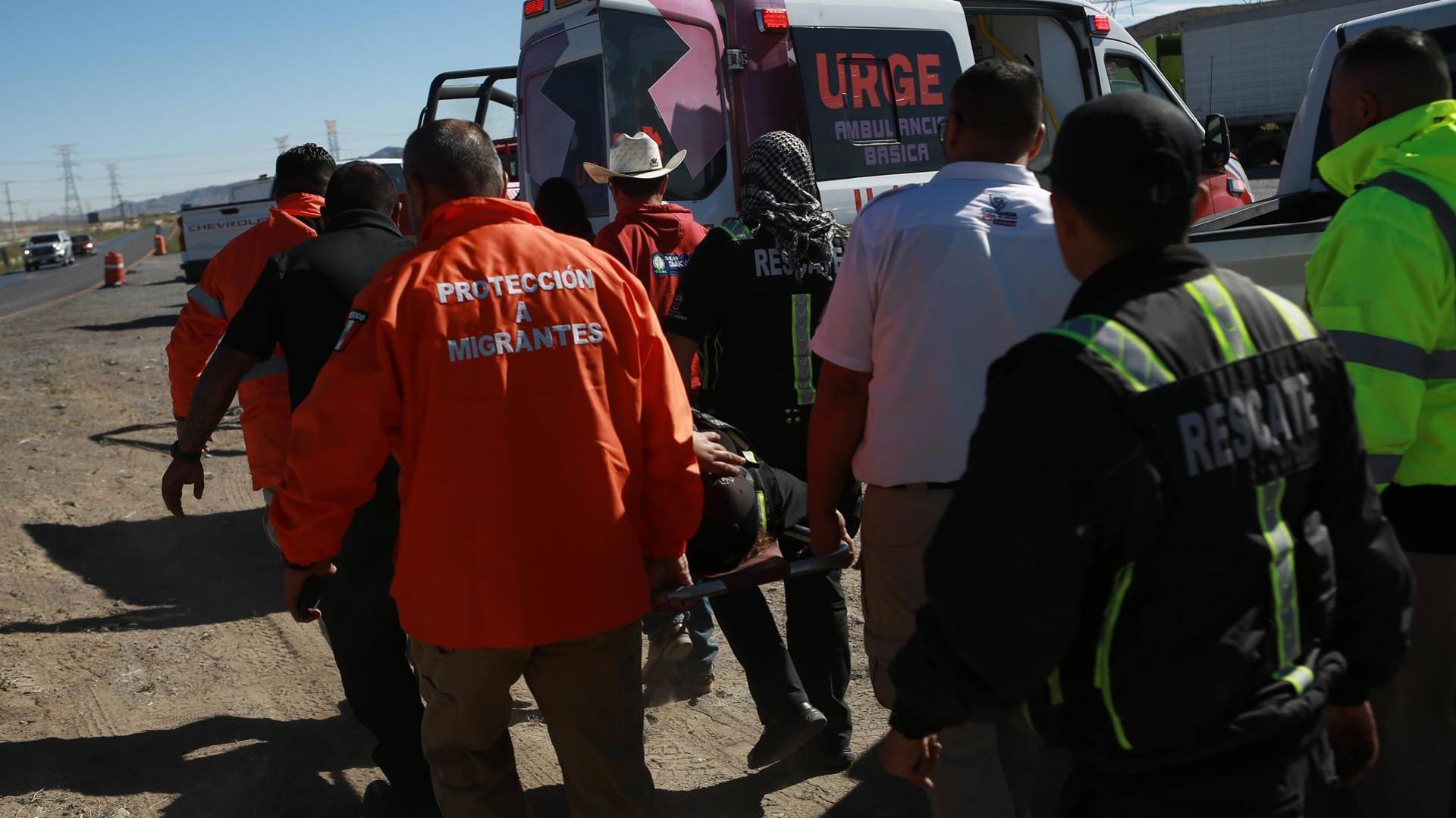 $!Rescatistas trabajan en la zona donde fueron encontrados cuatro migrantes en las dunas de Samalayuca.