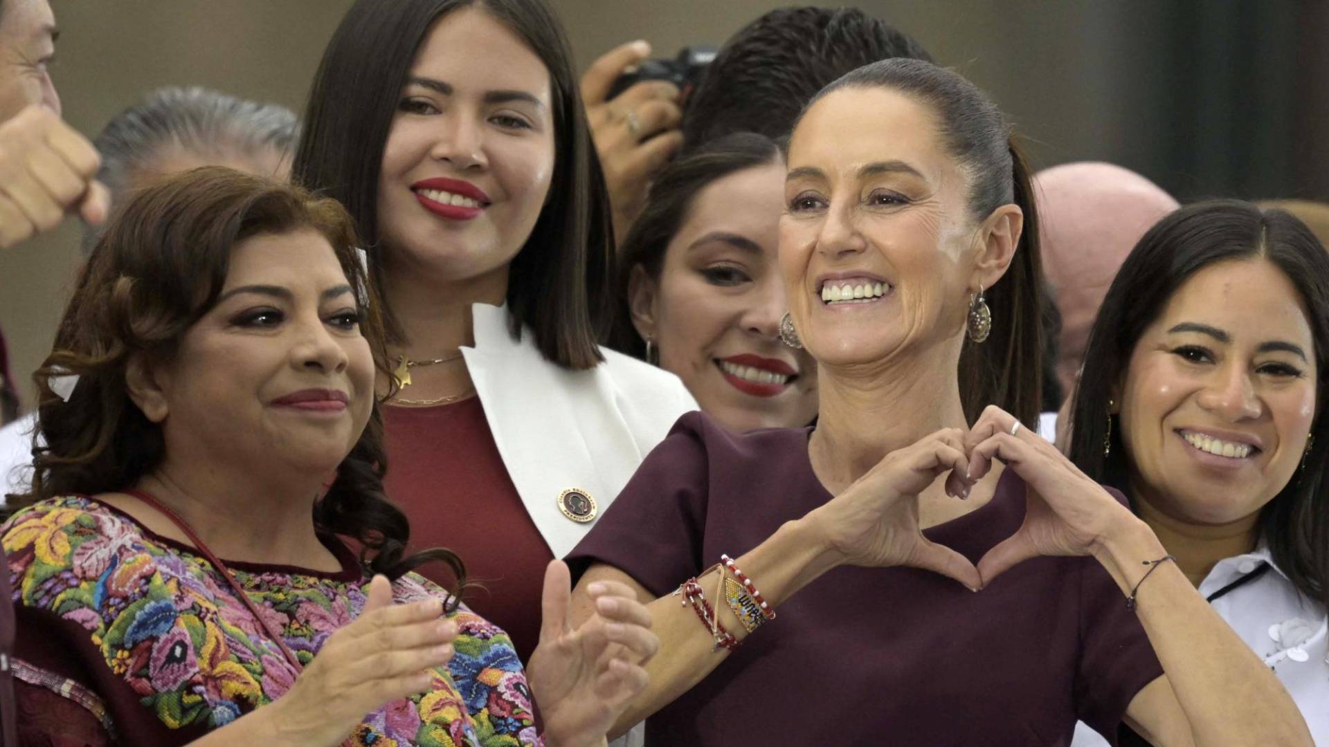 $!<b>La candidata presidencial de México por el partido gobernante Morena, Claudia Sheinbaum (R), y la candidata a alcaldesa de la Ciudad de México, Clara Brugada (L), hacen gestos en su mitin de cierre de campaña en la Plaza del Zócalo en la Ciudad de México el 29 de mayo de 2024. </b>