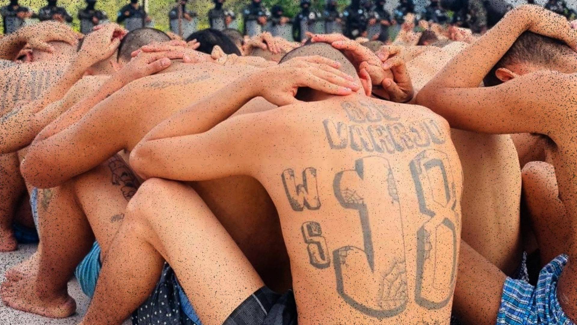 $!Pandilleros en una cárcel de Honduras durante un operativo de búsqueda de armas, drogas y otras pertenencias no permitidas.