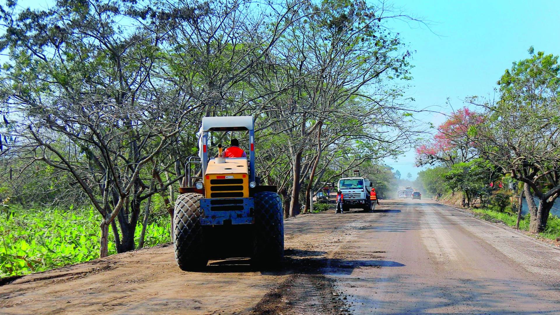 $!Las mejoras y bacheos en carreteras están en curso en diferentes zonas del país, por lo que se recomienda a los viajeros salir antes de lo planificado, manejar despacio, respetar las señales de tránsito mantener la distancia, evitar distracciones y considerar rutas alternas.