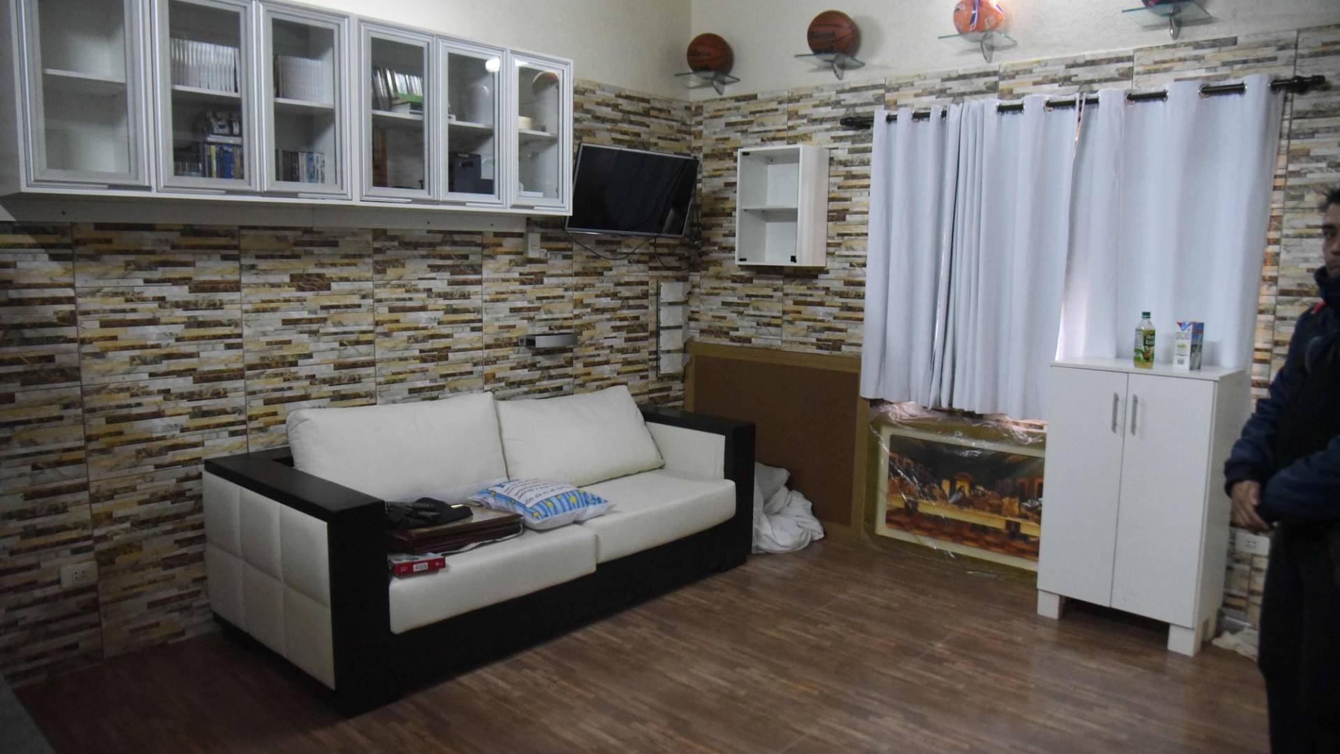 $!Algunos líderes de pandillas viven relativamente cómodos tras las rejas. La celda de un narcotraficante brasileño en Paraguay.