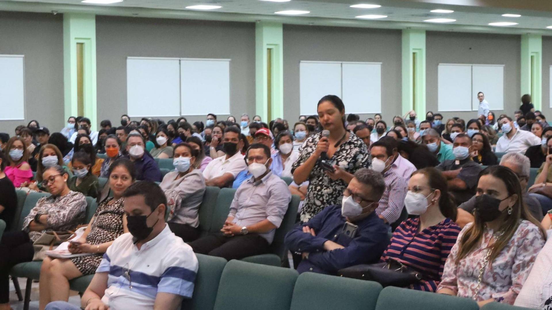 $!Más de 500 padres de familia participaron en la conferencia ofrecida por el terapeuta Paolo Pellegrino.