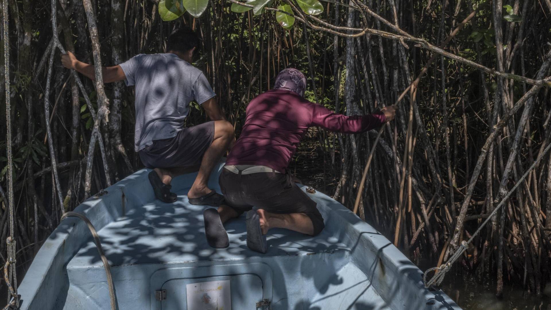 $!Voluntarios Territoriales Beliceños revisan el lado beliceño de la orilla del Río Sarstún buscando indicios de invasión ilegal.