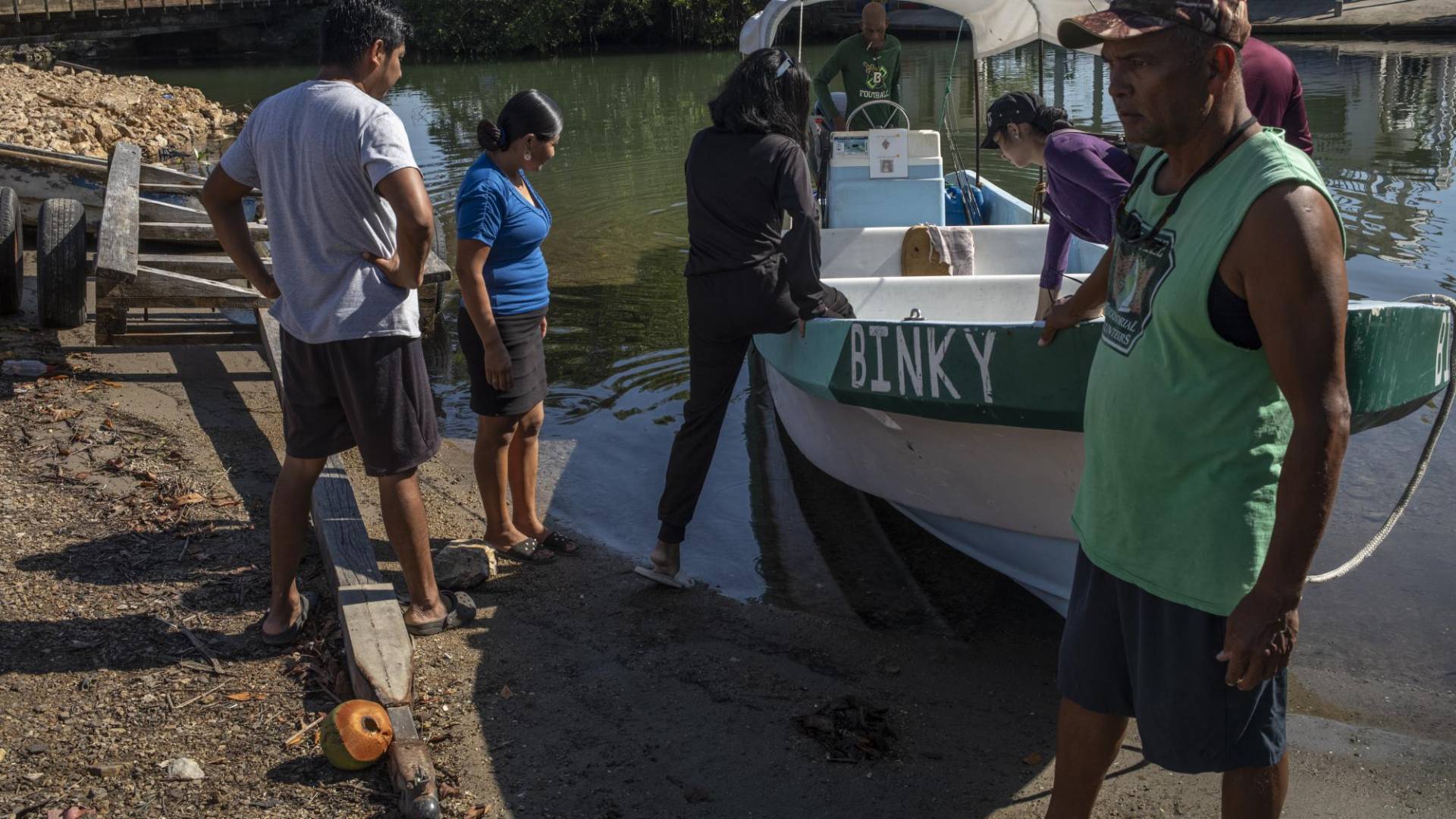 $!Wil Maheia (der.) y otros miembros de los Voluntarios Territoriales Beliceños, listos para patrullar el Río Sarstún.