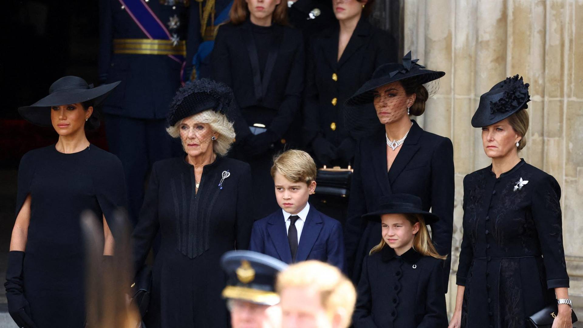 $!Los príncipes Jorge y Carlota asistieron al funeral de su bisabuela junto a su madre, la princesa de Gales, Kate Middleton.
