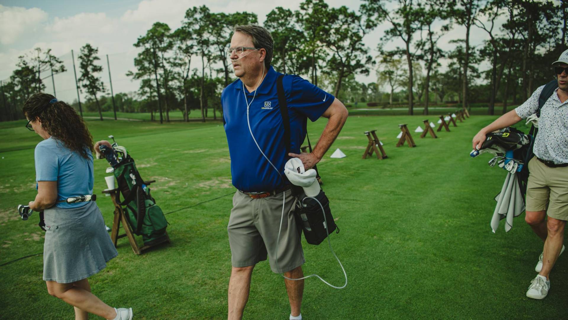 $!Tom Kennedy, de 59 años, que pasó un mes en cuidados intensivos en un hospital de Texas, jugando golf con su esposa.