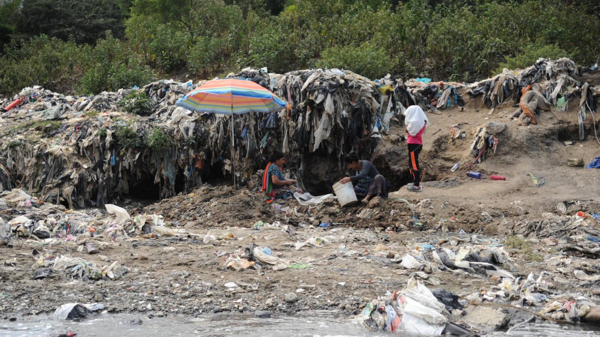 $!Las personas en Santa Cruz de Chinautla viven de la venta de artesanías. La tierra sale del río, pero con la basura que se queda bajo la tierra es cada vez más difícil conseguir material.