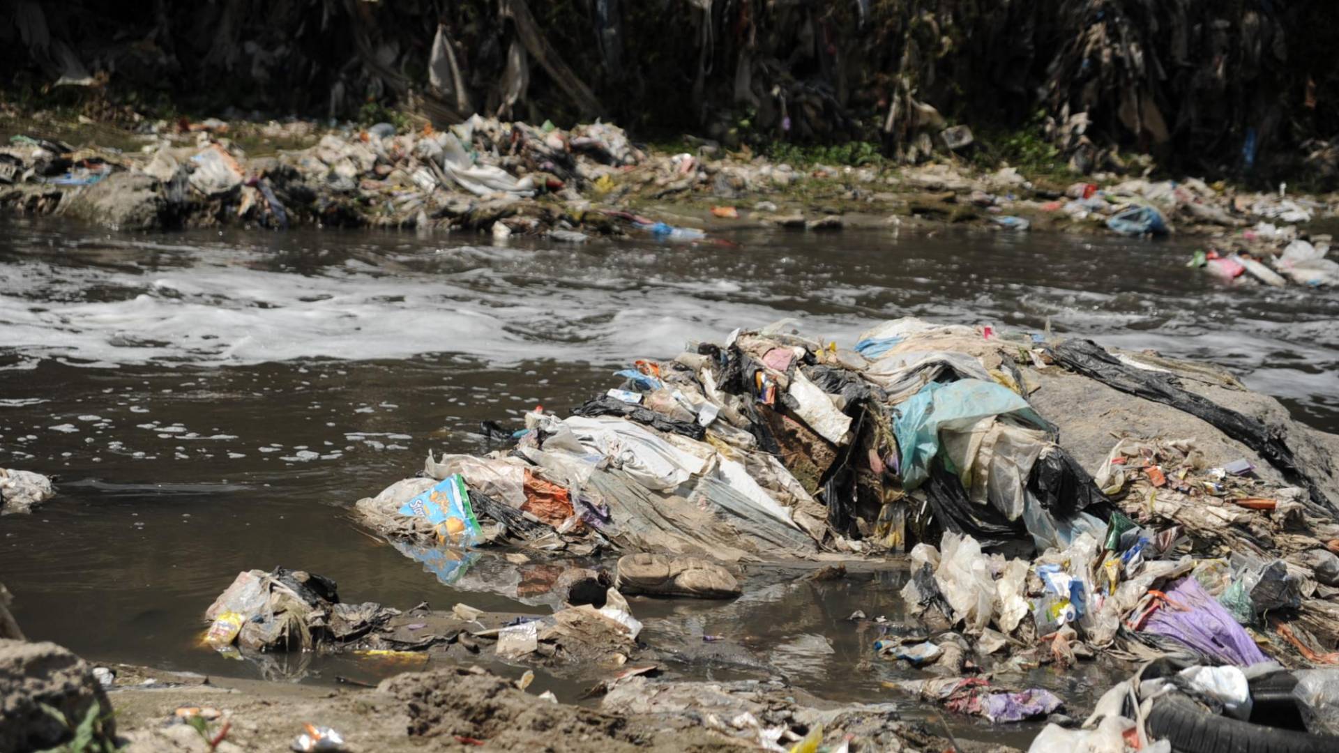 $!En el río Las Vacas, uno de los más contaminados del mundo, se instalará una biobarda, según autoridades hondureñas. Por este río pasan 8,500 toneladas de basura.