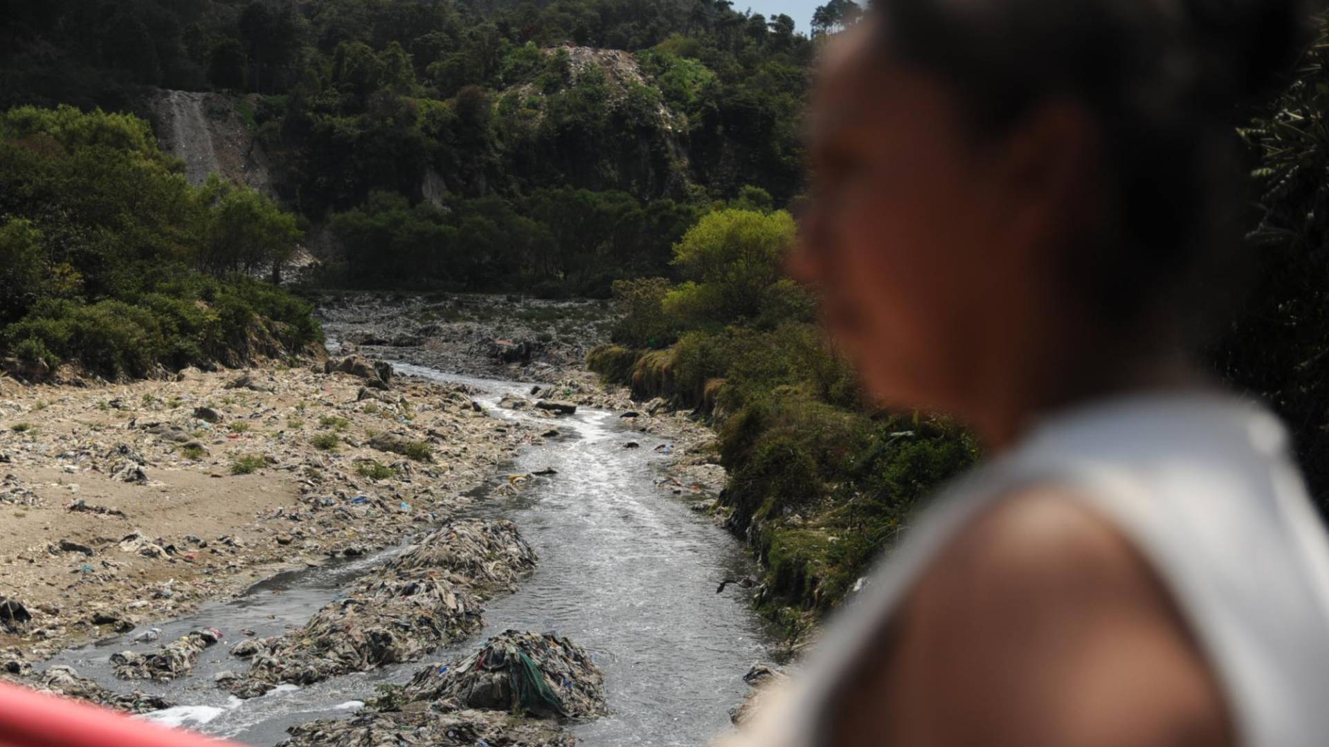 $!Ana Juanita observa el río de Las Vacas, a la altura de la comunidad Santa Cruz de Chinautla, una de las más afectadas por los desechos que arrastra el afluente.