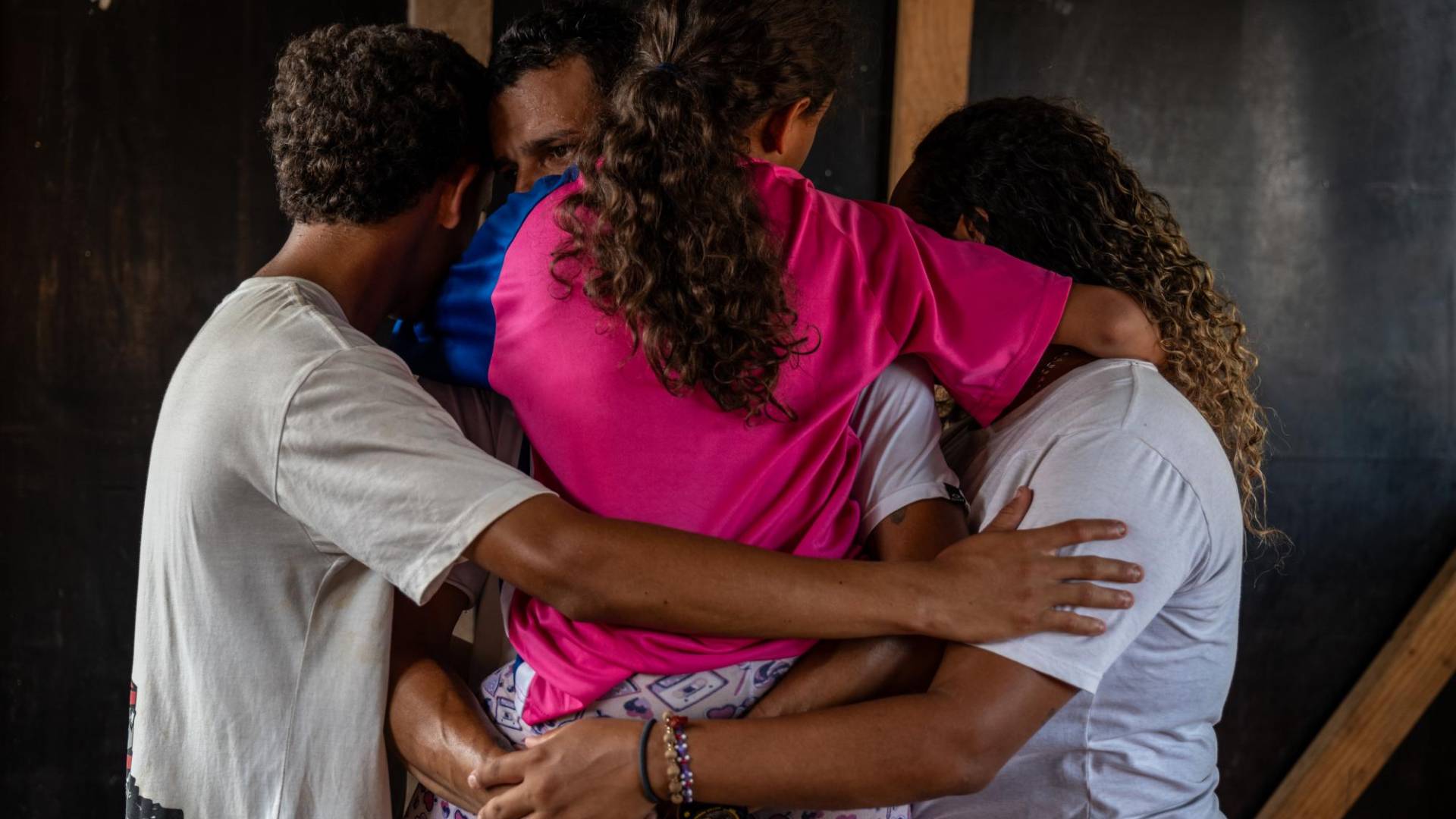 $!Una niña de 8 años (de rosa), fue obligada por hombres armados a desnudarse, dijeron sus padres.