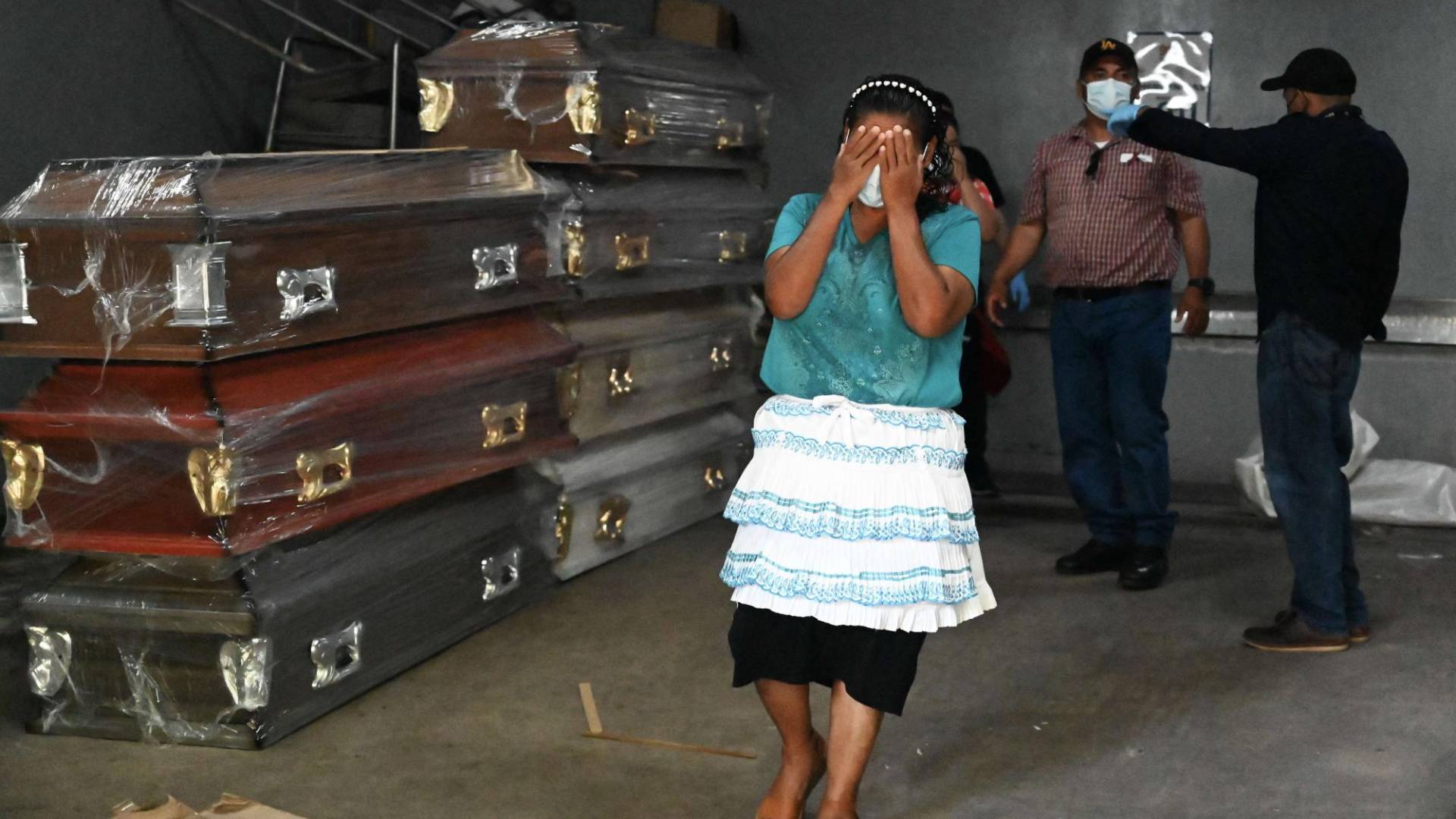 $!Escenas de dolor se multiplicaron con la entrega de cuerpos en Tegucigalpa.