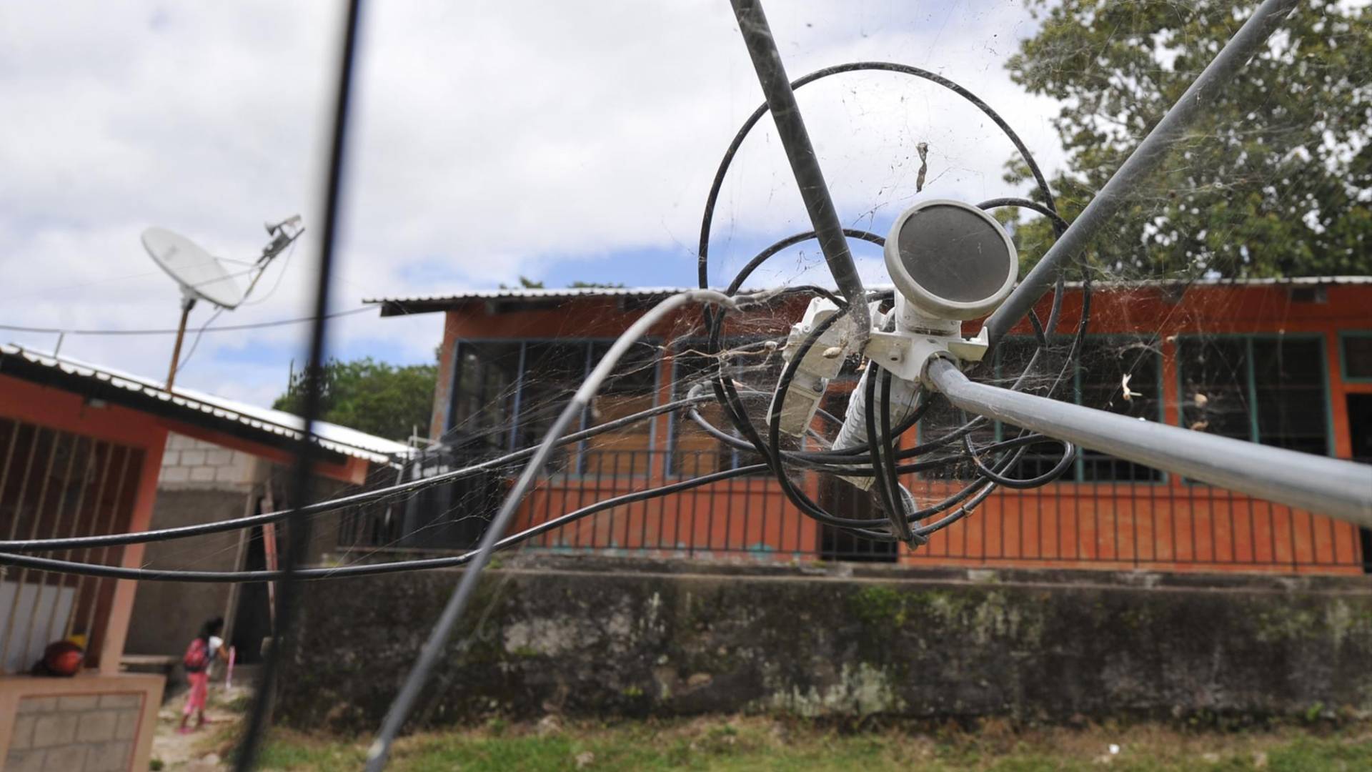 $!Ante la falta de internet solo quedaron las anteneas abandonadas y llenas de telarañas.