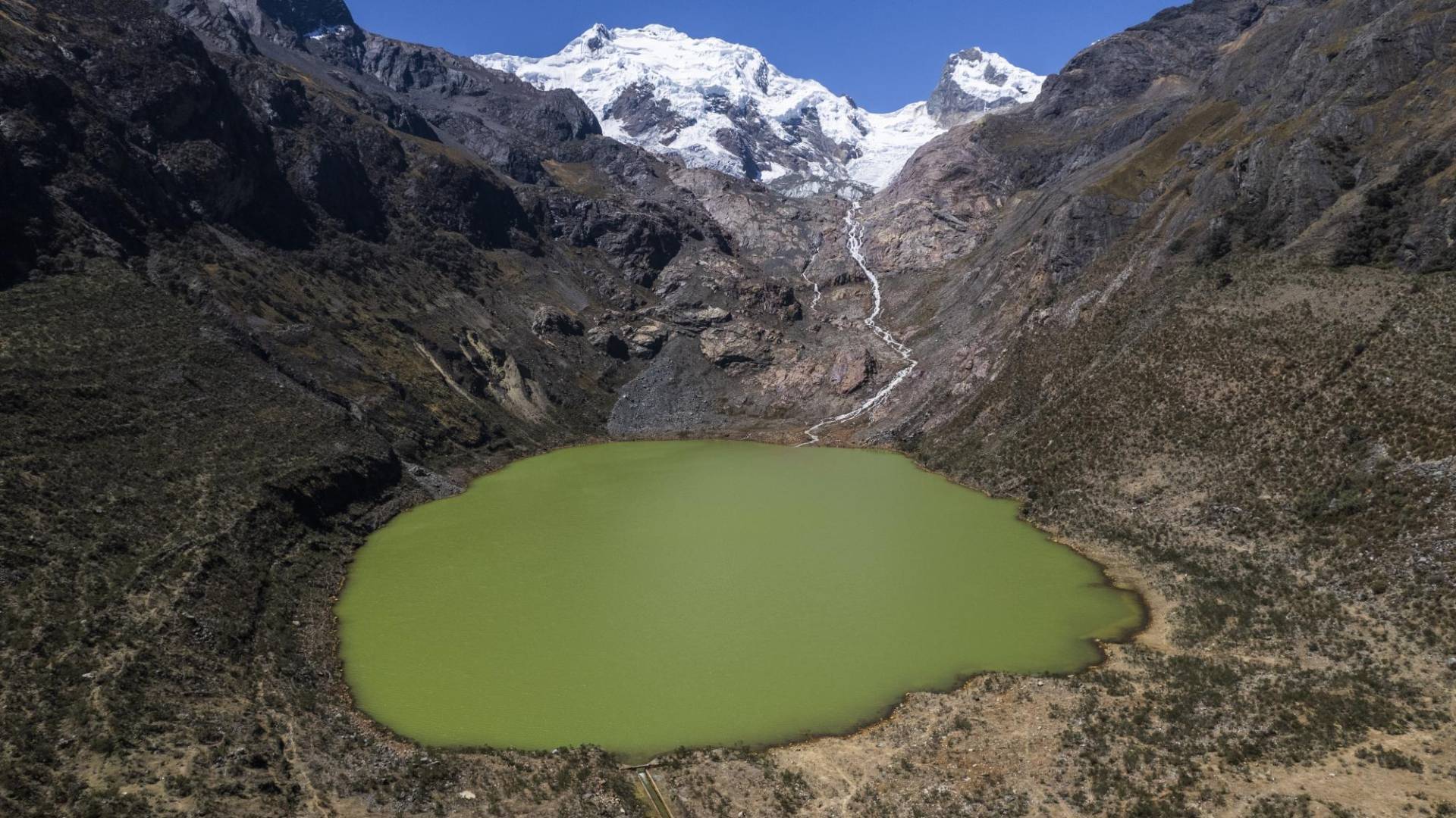 $!El Lago Shallap, en lo alto de la Cordillera Blanca en Perú, hoy contiene altos niveles de metales pesados.