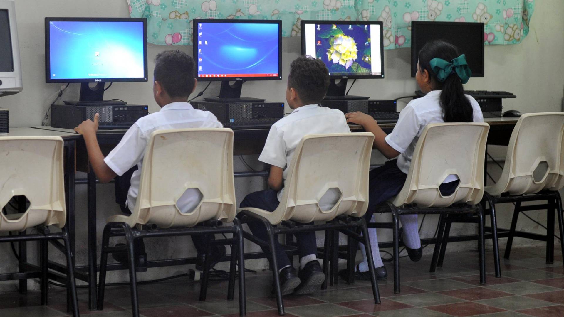 $!En la escuela Francisco Vélez tienen 40 computadoras. En 2015 les instalaron internet, pero luego el gobierno dejó de pagarlo. Ahora solo enseñan a usar programas de computación.