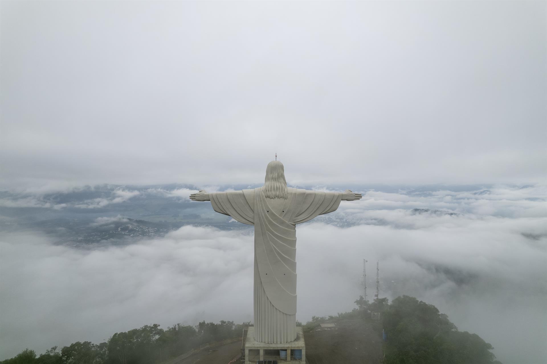 Vista de la estatua del mayor Cristo del mundo con 37,5 metros de altura.