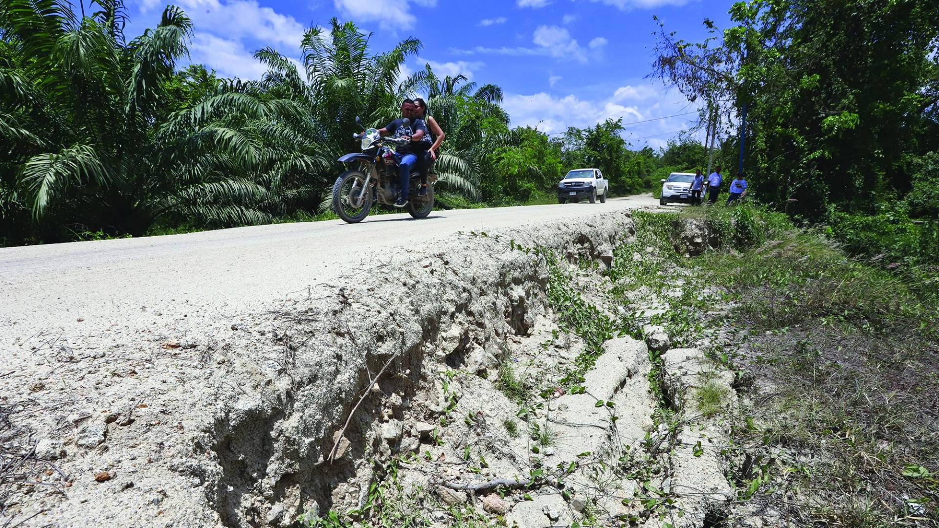 $!En este punto el bordo que contiene las crecidas del Ulúa se rompe y luego lo repararan, pero vuelve a ceder, pues lo rellenan con tierra que no compacta y siguen con el mismo problema.