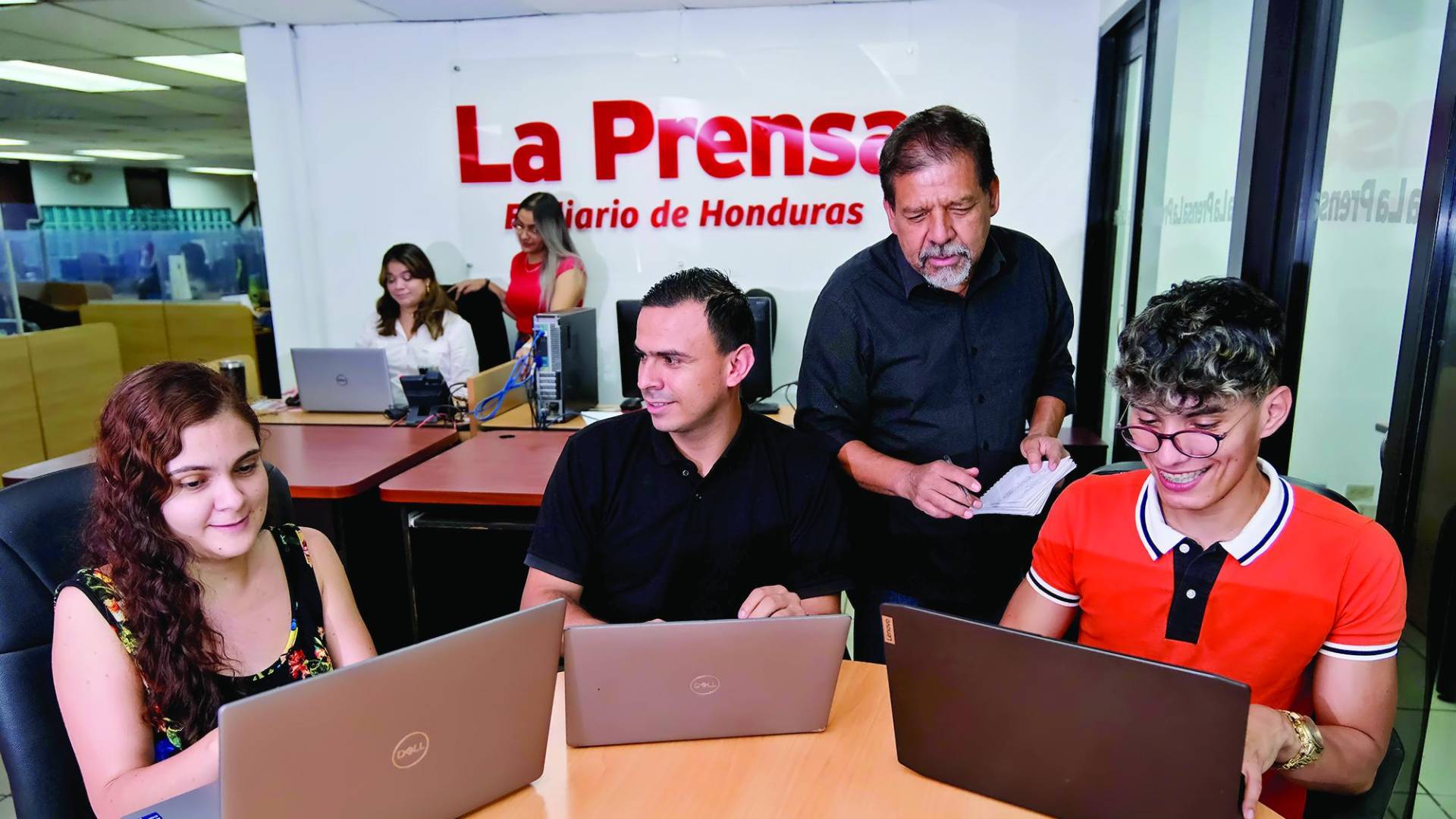 $!Los periodistas Daniela Ramos, Ariel Trigueros, Héctor Montoya y Kevin Mercado en una reunión de planificación en la Sala de Redacción. Foto: Yoseph Amaya