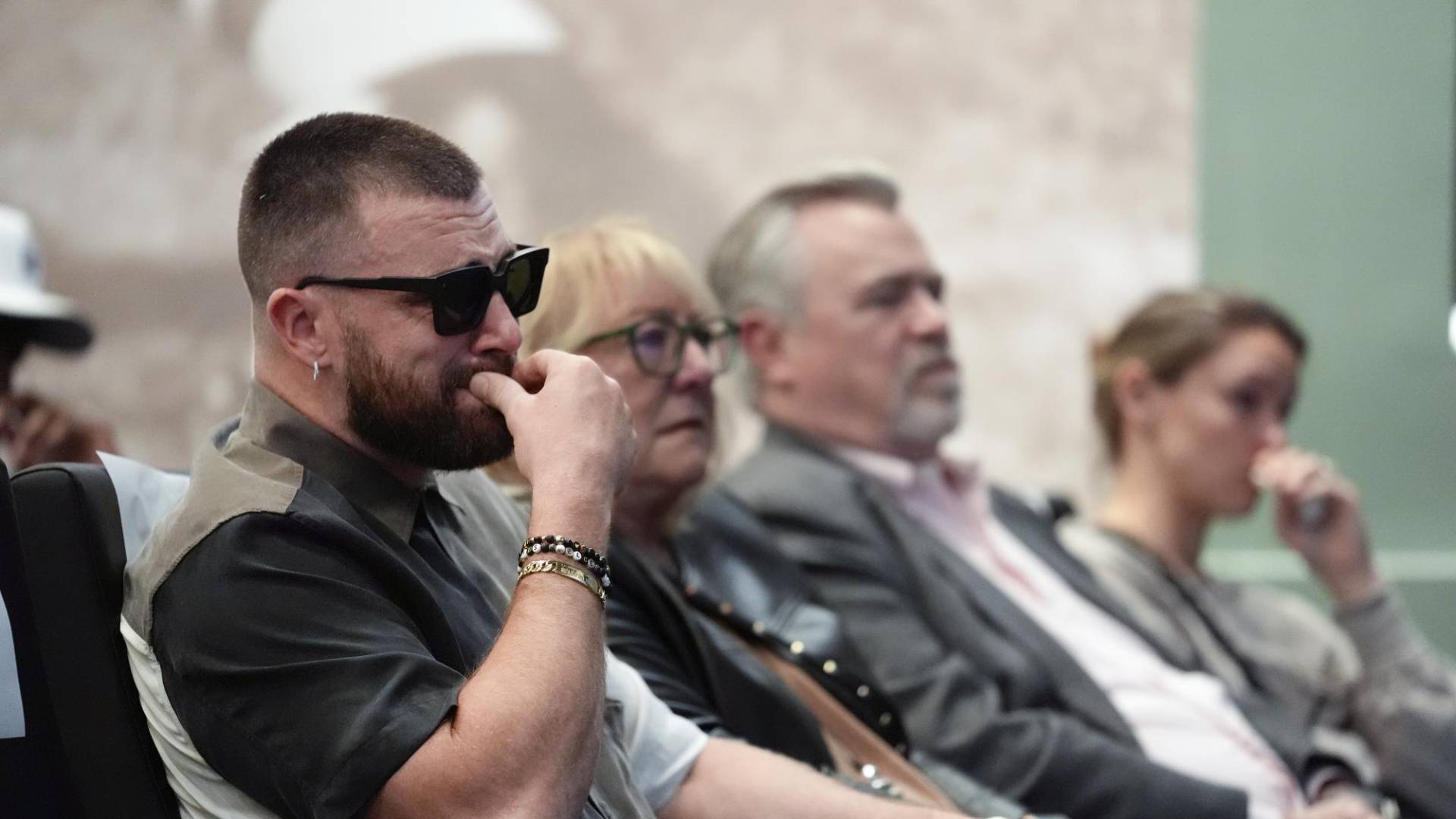 $!Travis Kelce, quien juega para los Jefes de Kansas City, solloza durante la conferencia de retiro de su hermano Jason.