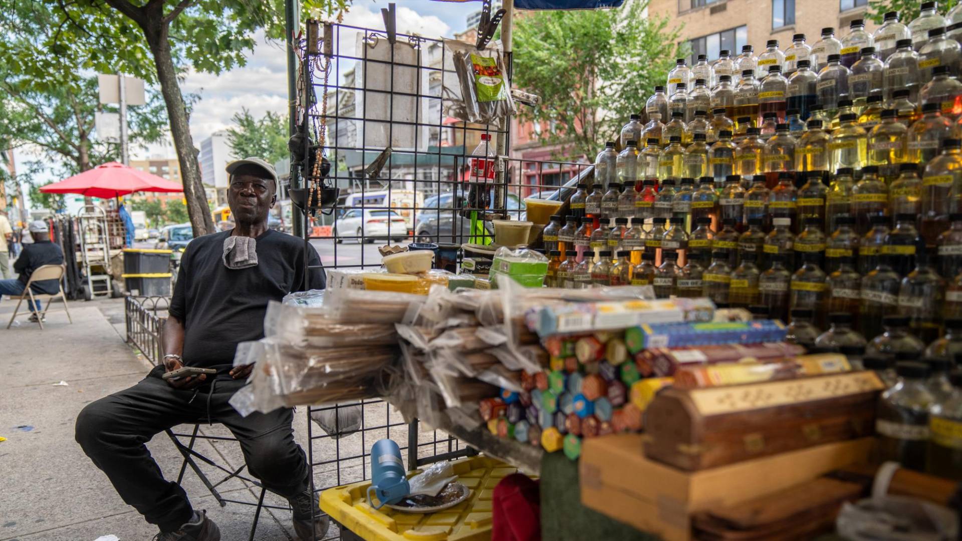 $!Ali Ngiaya tiene siete años vendiendo incienso en la Calle 125 de Harlem. Es la “peor cuadra”, afirmó.