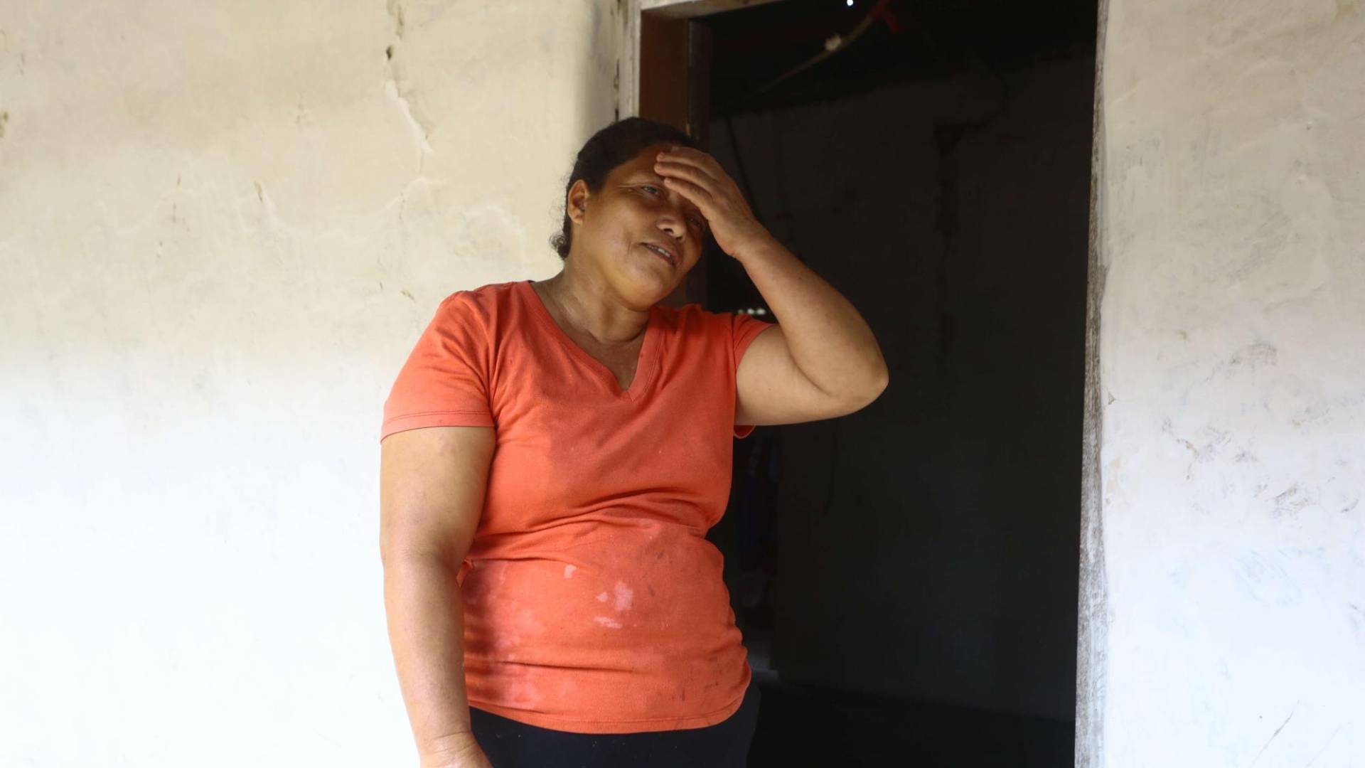 $!Griselda Gutiérrez no sale del espanto por los sismos. Apenas oye un ruido extraño y los nervios se le alteran. Sacó a sus hijos de la casa que más se daño por los temblores, por miedo a que se caiga y les pase algo.