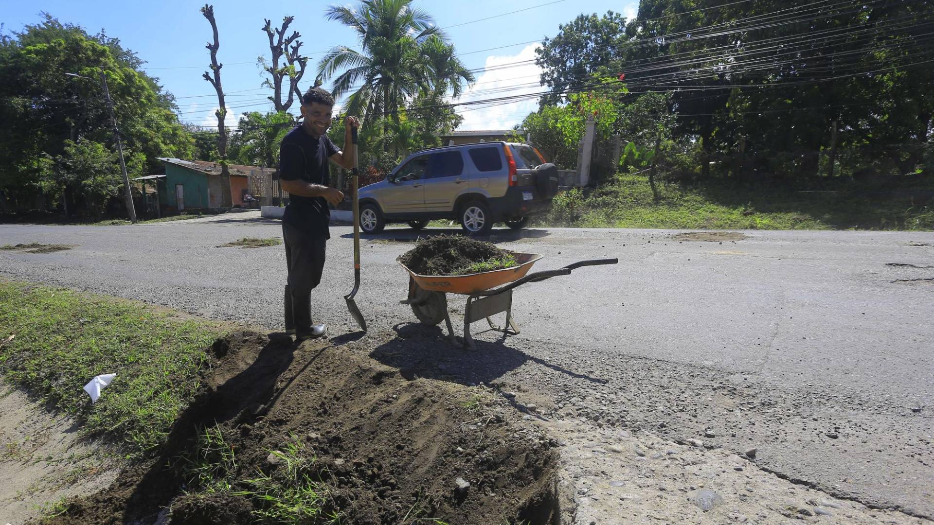 $!La RN-54 tiene pocos tramos dañados, pero bastan para hacer tortuoso el viaje a los balnearios.