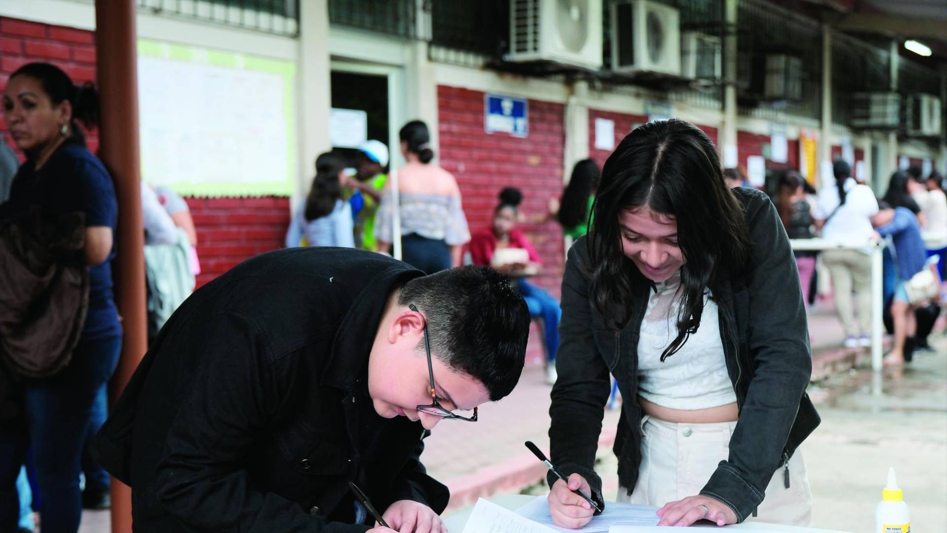 $!Estudiantes llegan motivados por nuevo año de clases. Foto: Y. Amaya.