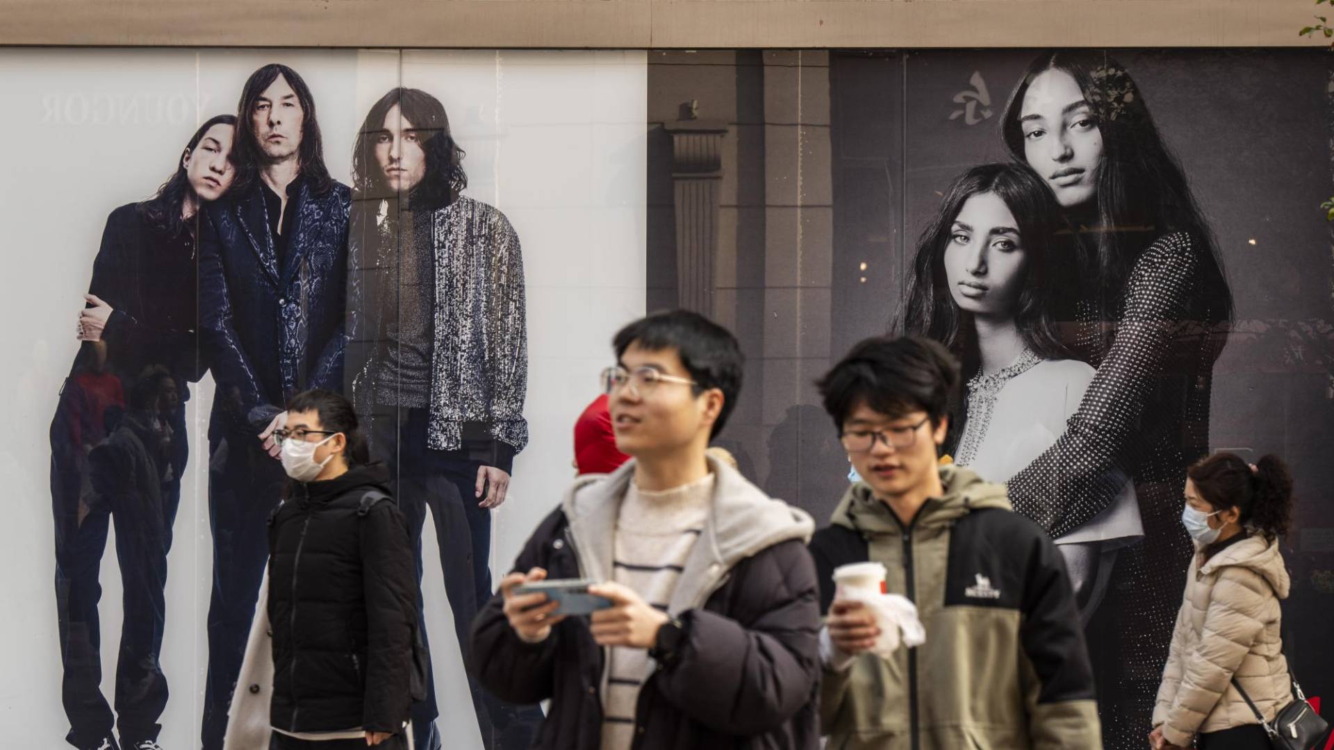 $!En las redes sociales, los jóvenes de China se preguntan si deben ahorrar para la vejez. Distrito comercial en Shanghai.