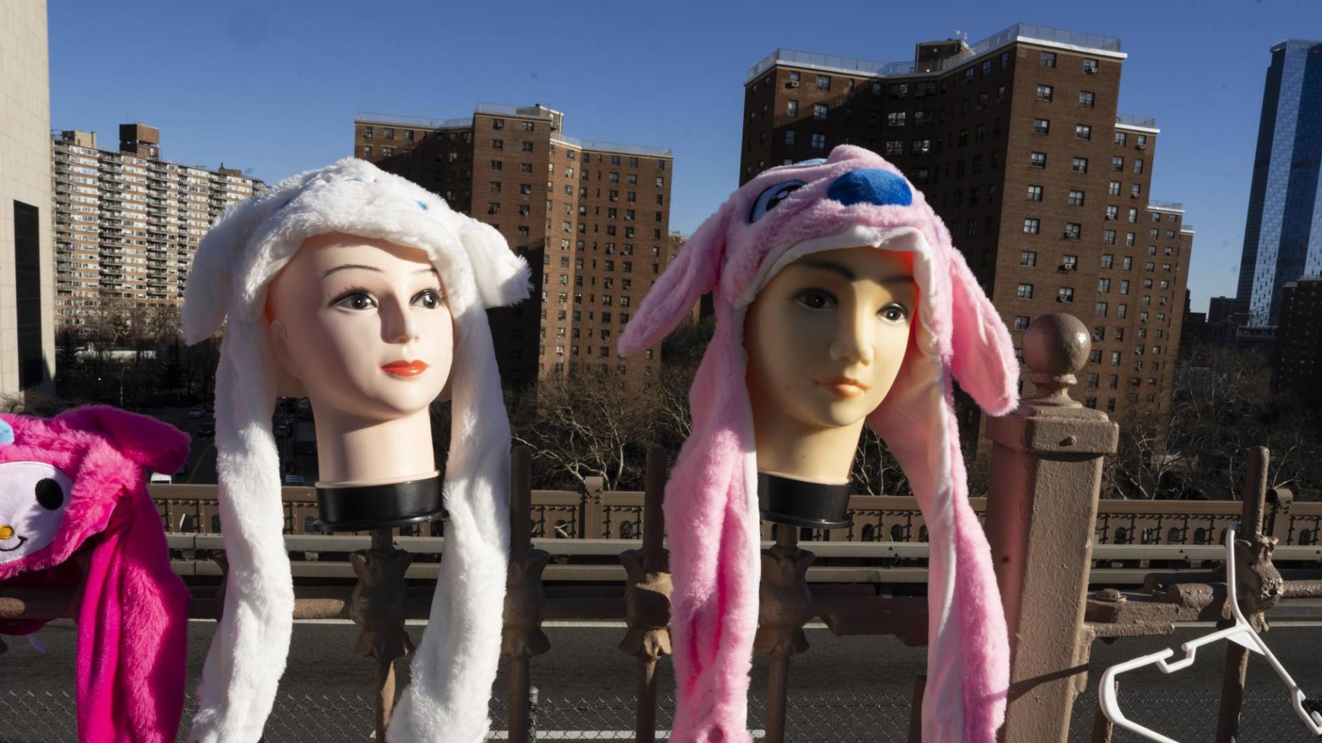 $!Después de que NY prohibió las bicicletas en el andén del Puente de Brooklyn, abundaron los puesteros.