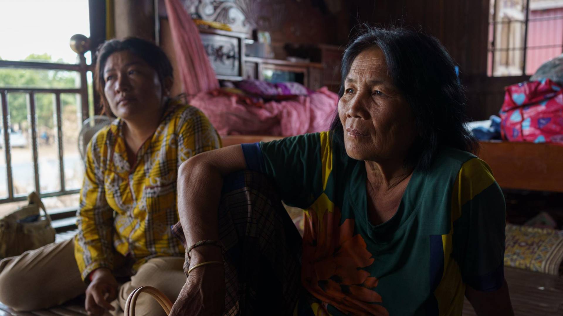 $!Ut Siyeang y Chout Yeng, madre y abuela de Virun Roeurn, de 9 años, que murió por H5N1 en febrero.