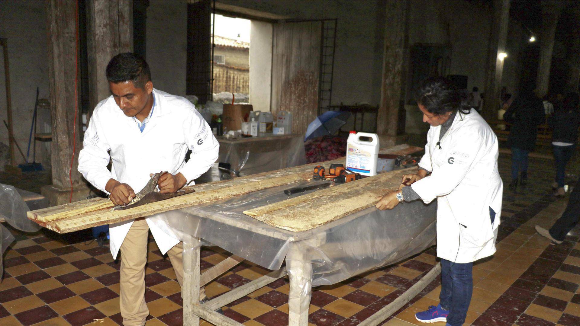 $!Los restauradores Leonel Santos (i) y Lilian Janeth Mazariegos (d) trabajan en la restauración de iglesia de San Manuel de Colohete.