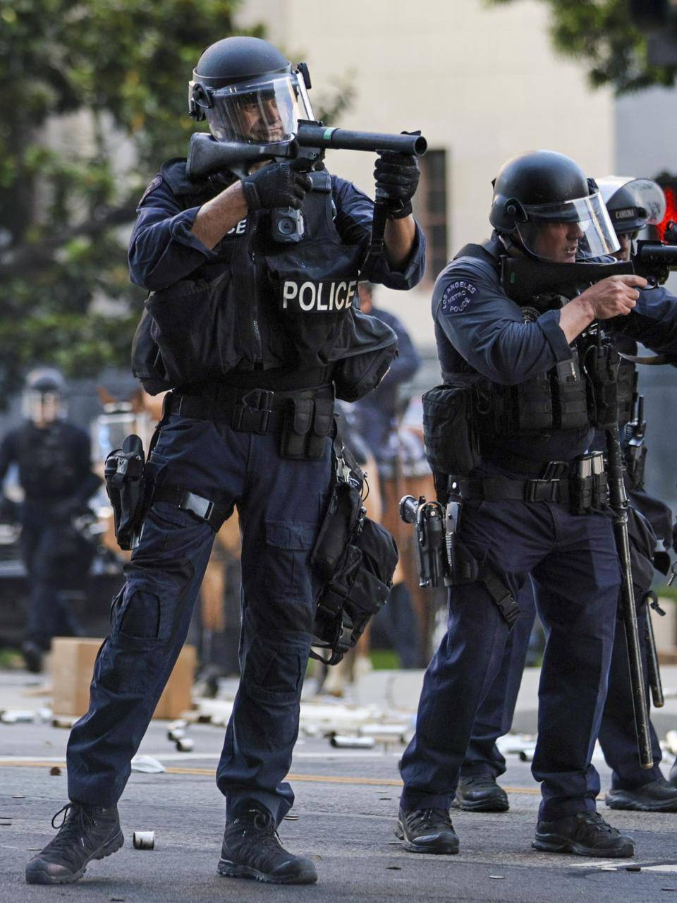 FOTODELDÍA LOS ÁNGELES (Estados Unidos), 09/06/2025.- La policía dispara gases lacrimógenos contra activistas durante las protestas provocadas por las redadas de inmigración en Los Ángeles, California, EE. UU.. El presidente estadounidense, Donald Trump, ha desplegado 2000 efectivos de la Guardia Nacional, a pesar de no haber recibido ninguna solicitud de asistencia adicional del estado de California, tras las multitudinarias protestas contra las redadas de inmigración en curso en el área de Los Ángeles durante los últimos días. EFE/ Allison Dinner