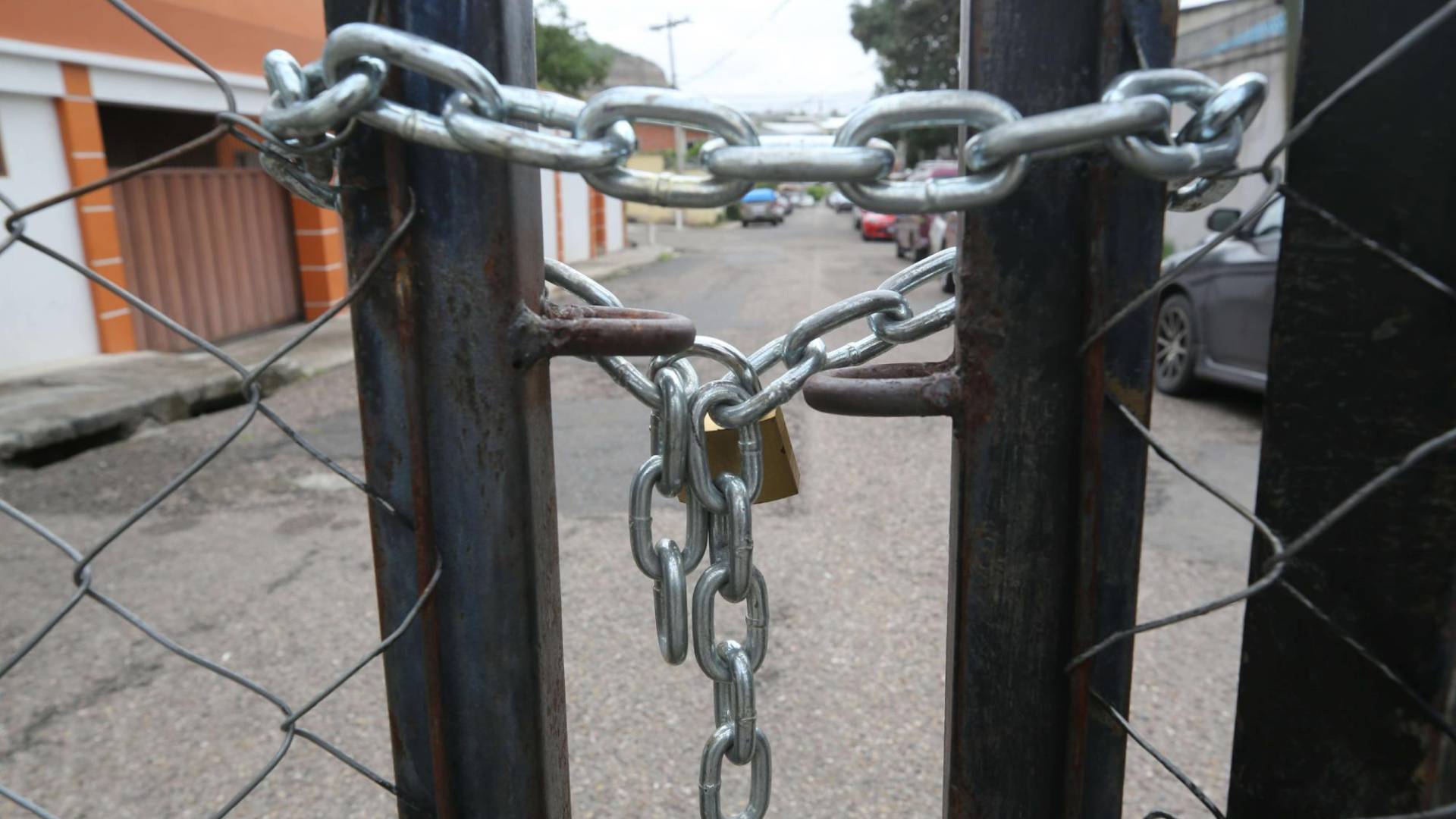 $!En San Pedro Sula y Tegucigalpa los ciudadanos han cerrado varias calles, ante la escalada de asaltos y delincuencia registrados en los últimos años en el país.