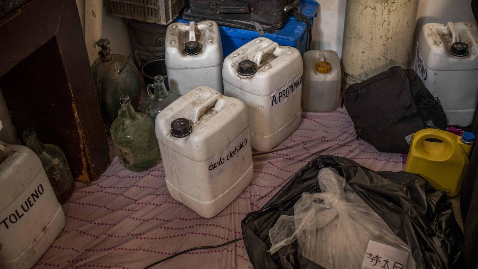 $!Químicos usados para producir fentanilo en el piso de una casa segura de un cartel de la droga en Culiacán, Sinaloa.