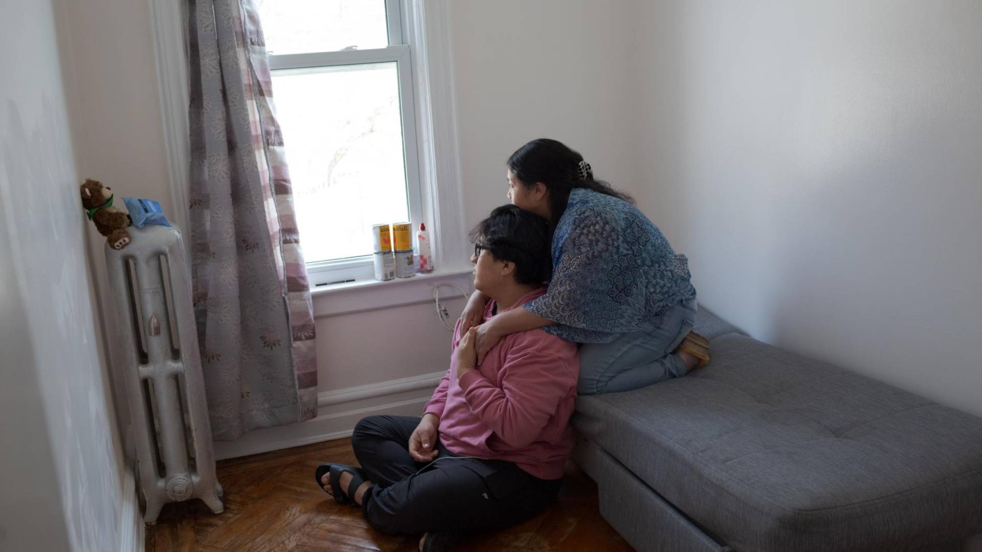 $!Aroldo González (izq.), con su madre, Olga Guinea, después de recibir un disparo en el metro en el 2022.