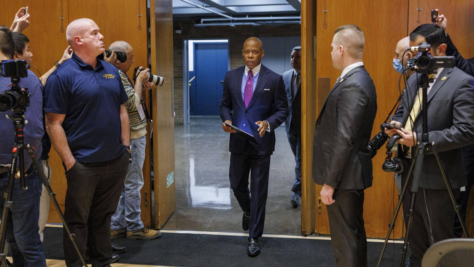 $!El alcalde de la ciudad de Nueva York, Eric Adams, participa en una conferencia de prensa sobre una revisión del crimen en 2023 en la sede del Departamento de Policía de Nueva York, EE.UU., 03 de enero de 2024.