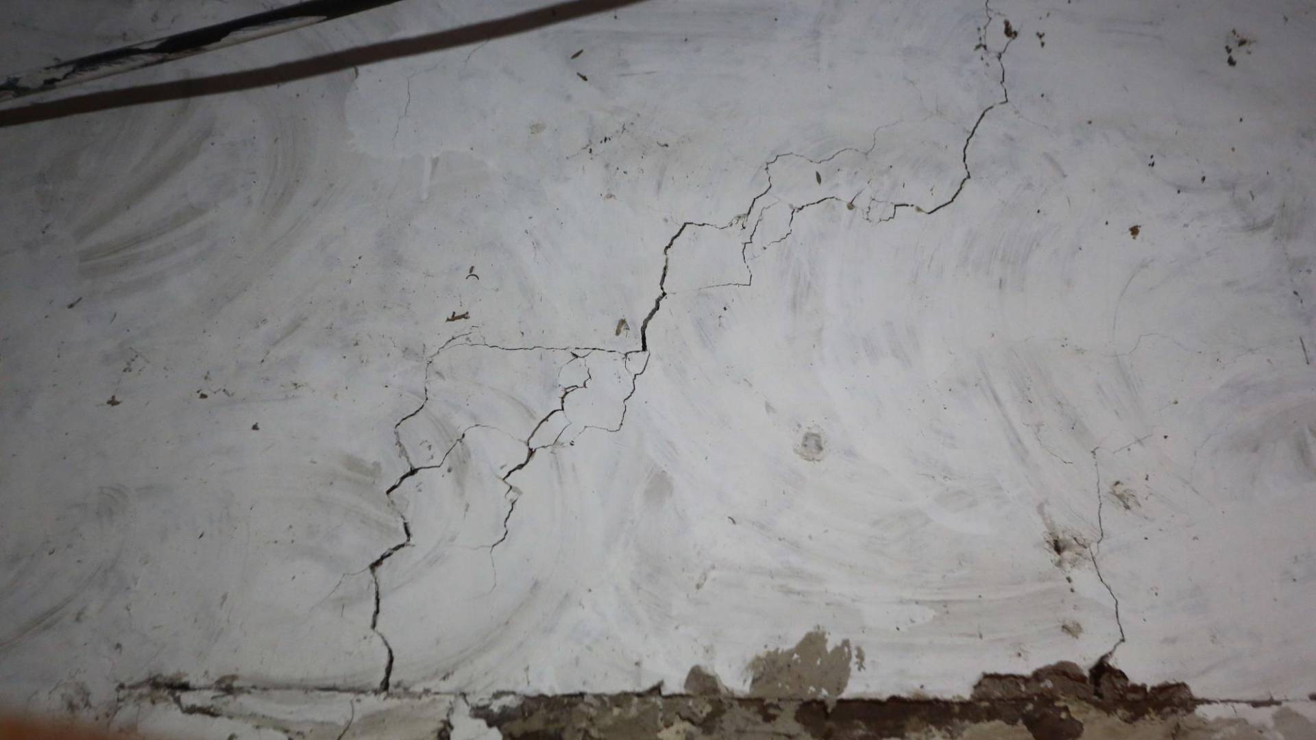 $!Las familias de Joyas de Mulas creen que algunas grietas son reparables, pero algunas con más daño tendrán que ser reconstruidas. La mayoría son familias de escasos recursos y claman ayuda del Gobierno central.