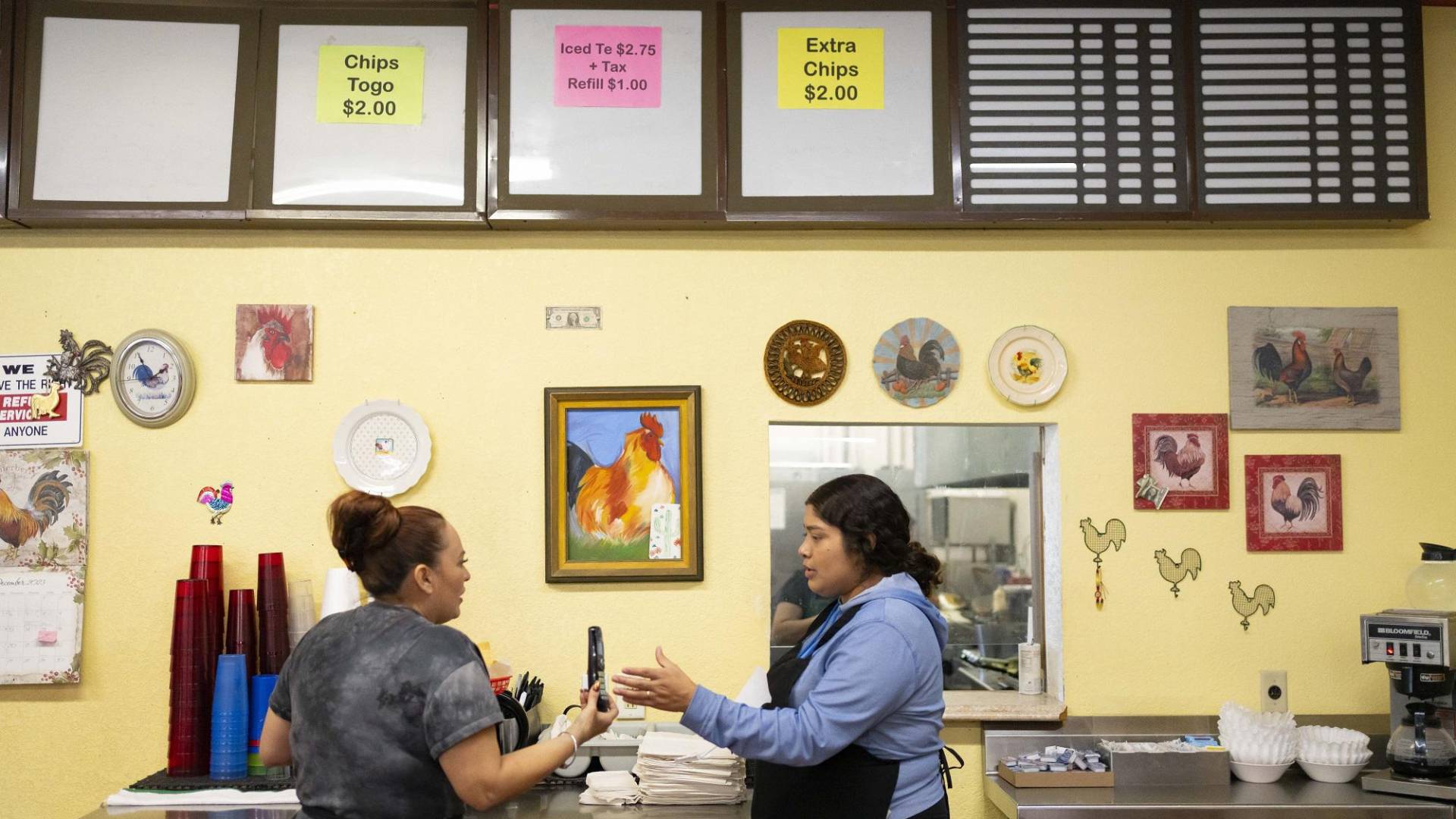 $!Stephanie Fierro (der.) ha sido separada de su esposo por el cierre del puerto de entrada en Lukeville, Arizona.