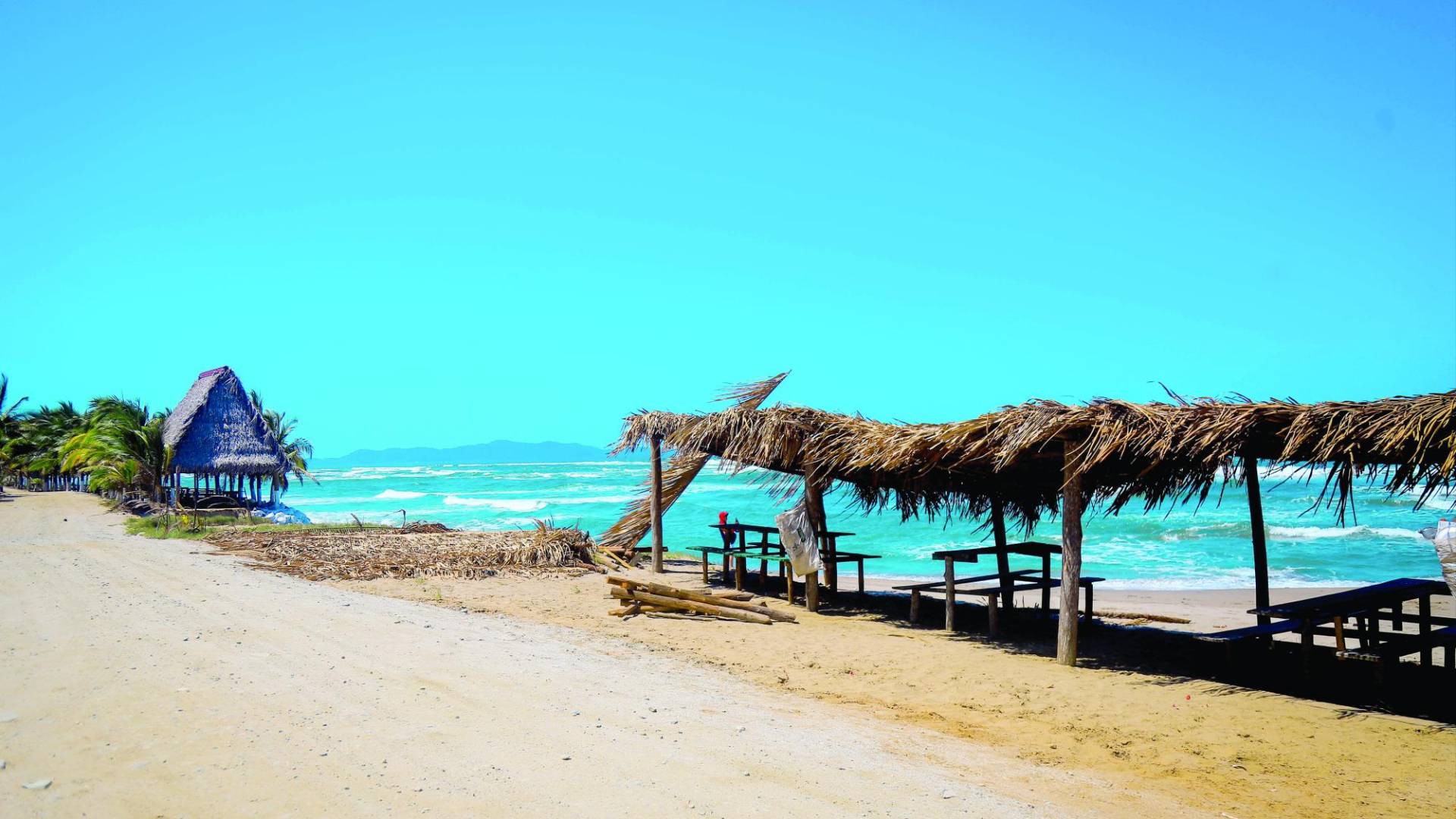 $!Abajo cómo era antes la playa.