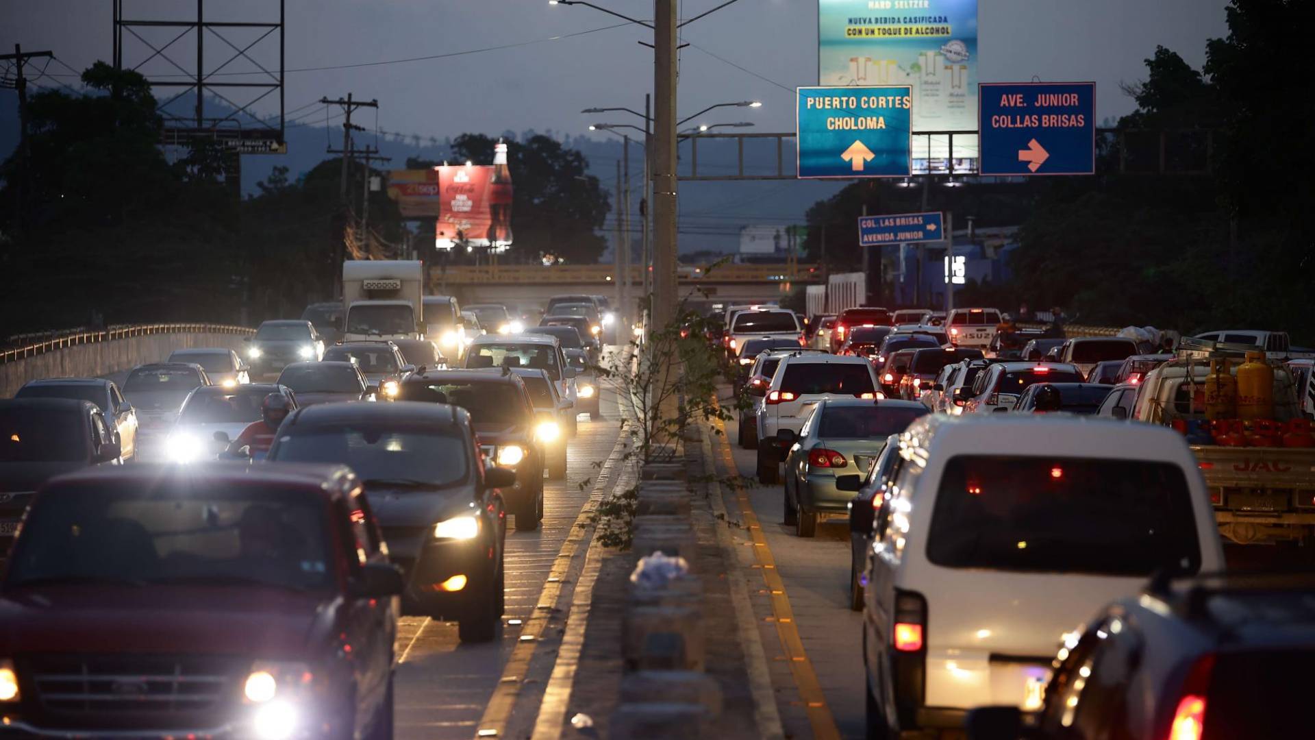 $!La configuración del bulevar del norte ha cambiado con obras importantes como el puente a desnivel contiguo a la colonia Las Mercedes, sin embargo, así se sigue viendo en las horas pico.