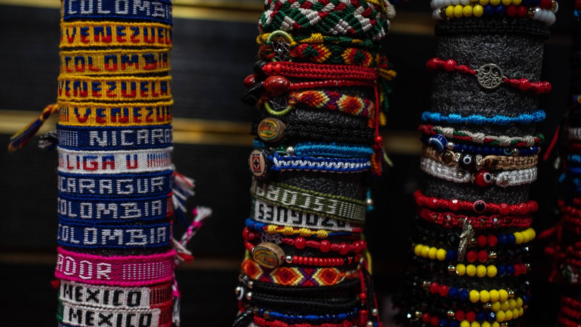 $!Vendedores ambulantes han agregado pulseras venezolanas a sus puestos para sus nuevos clientes venezolanos.