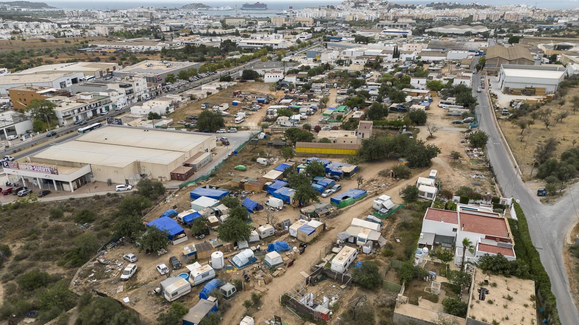 $!Can Rova, un pueblo ad hoc de carpas, chozas y casas rodantes en Ibiza, albergó a unas 280 personas este verano.