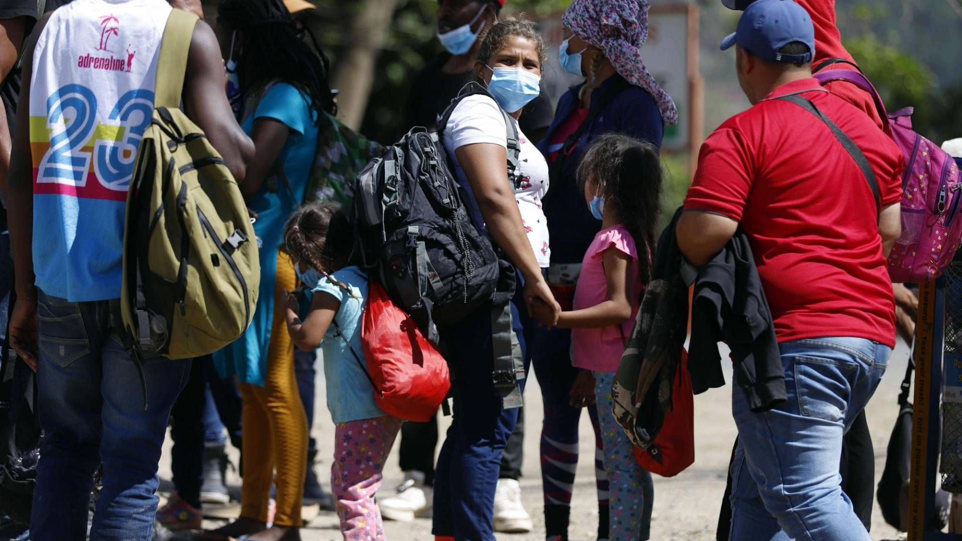 $!Cientos de venezolanos llegan a Danlí a diario, la mayoría agotados, pero con la prisa de tomar otro bus que los lleve a la frontera con Guatemala luego de haber solicitado su salvoconducto.