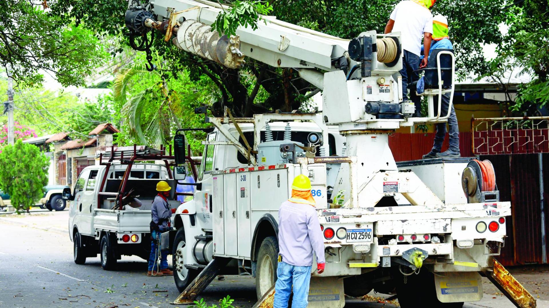 $!Personal de la Enee, UTCD y Programa de Pérdidas están atendiendo emergencias ante altas incidencias. Foto: Moisés Valenzuela.