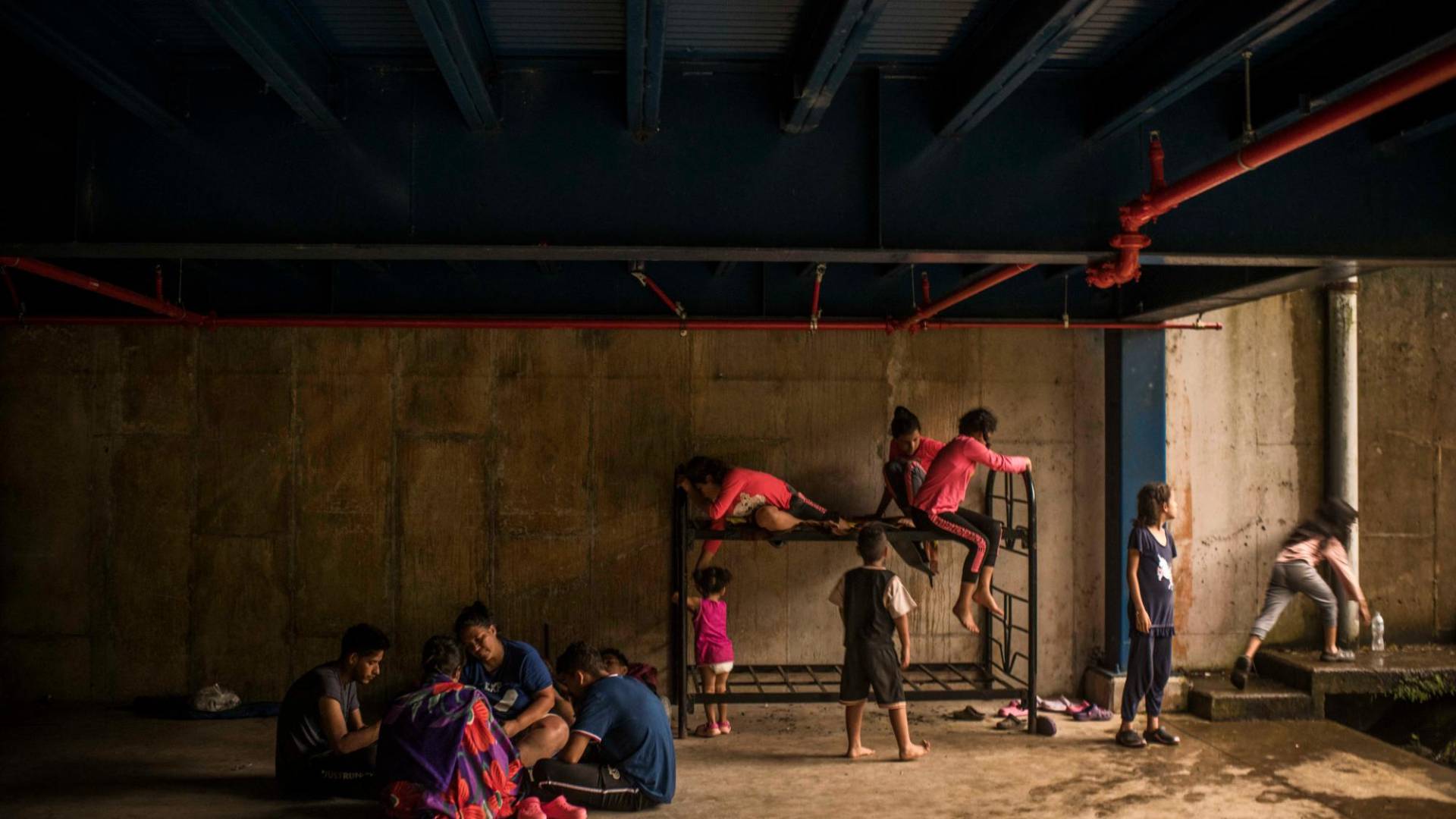 $!Los migrantes que no pueden pagar un boleto de autobús a Nicaragua terminan en el sótano de la terminal de autobuses.