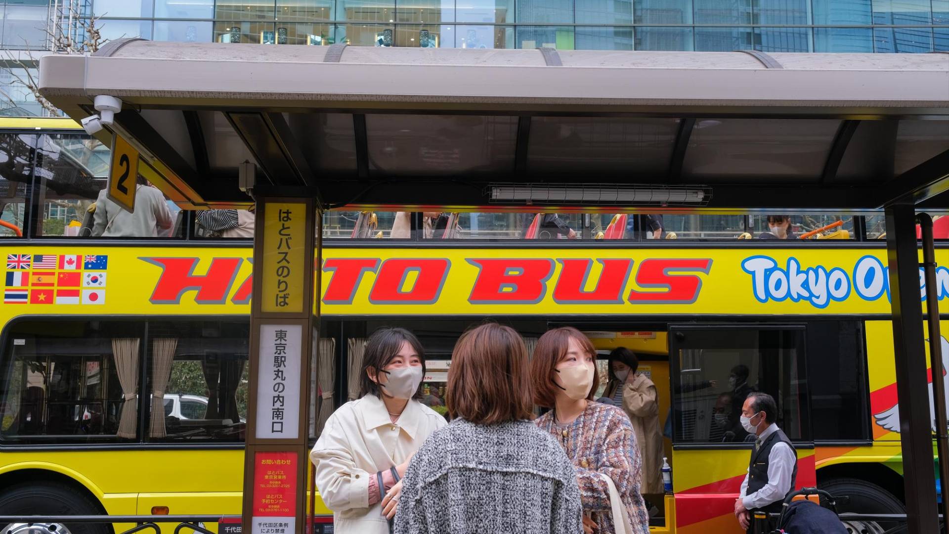 $!Los turistas inundan los santuarios y los distritos comerciales de Japón, y la bolsa de valores alcanzó un nivel récord.