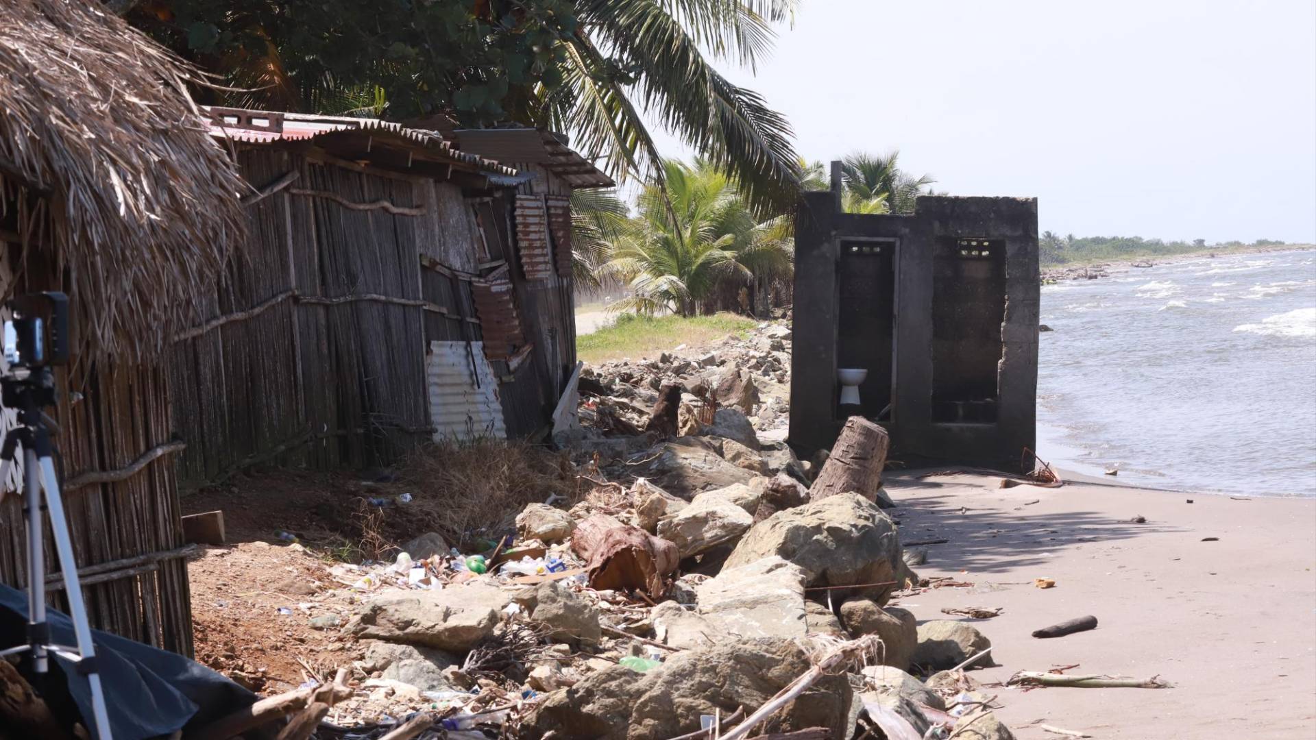 $!El retrete no fue construido en la playa, hace menos de 10 años pertenecía a una casa que estaba retirada del mar; así se ve hoy Bajamar.